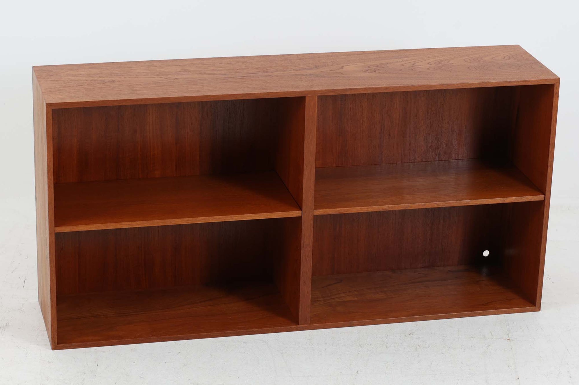 北欧より買い付けたブックシェルフです。本体には良質なチーク材が使用されています。