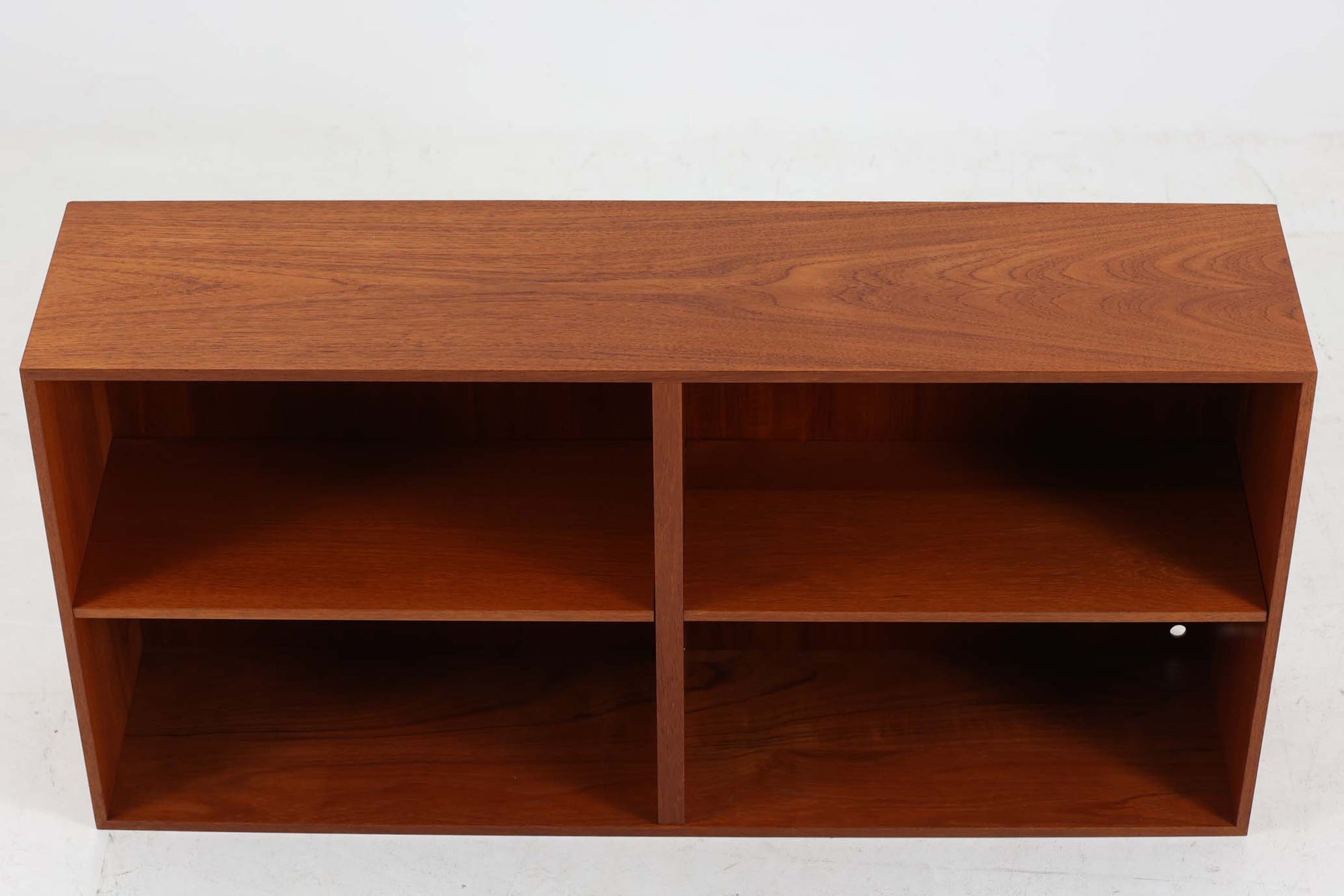 北欧より買い付けたブックシェルフです。本体には良質なチーク材が使用されています。