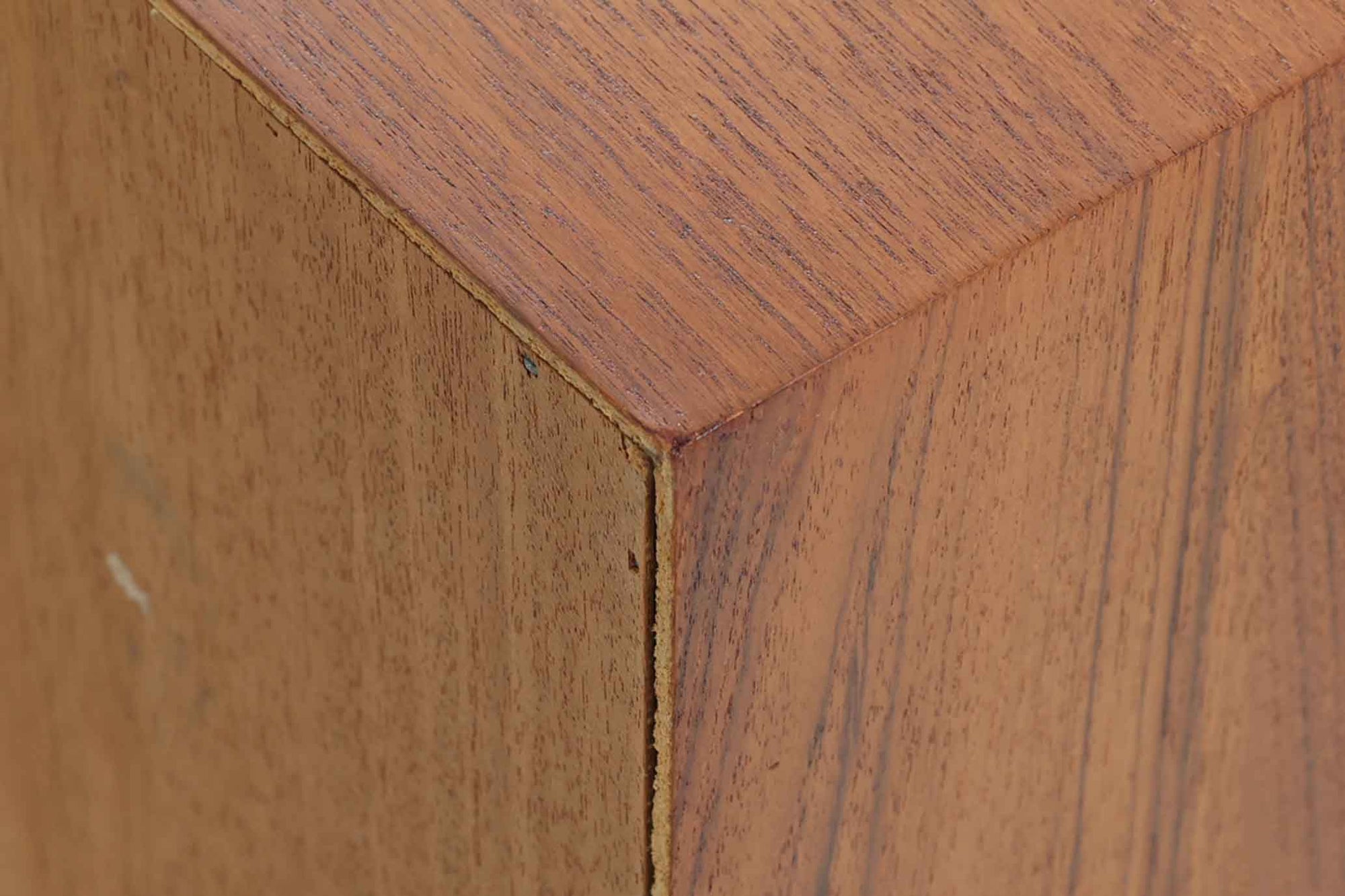 北欧より買い付けたブックシェルフです。本体には良質なチーク材が使用されています。