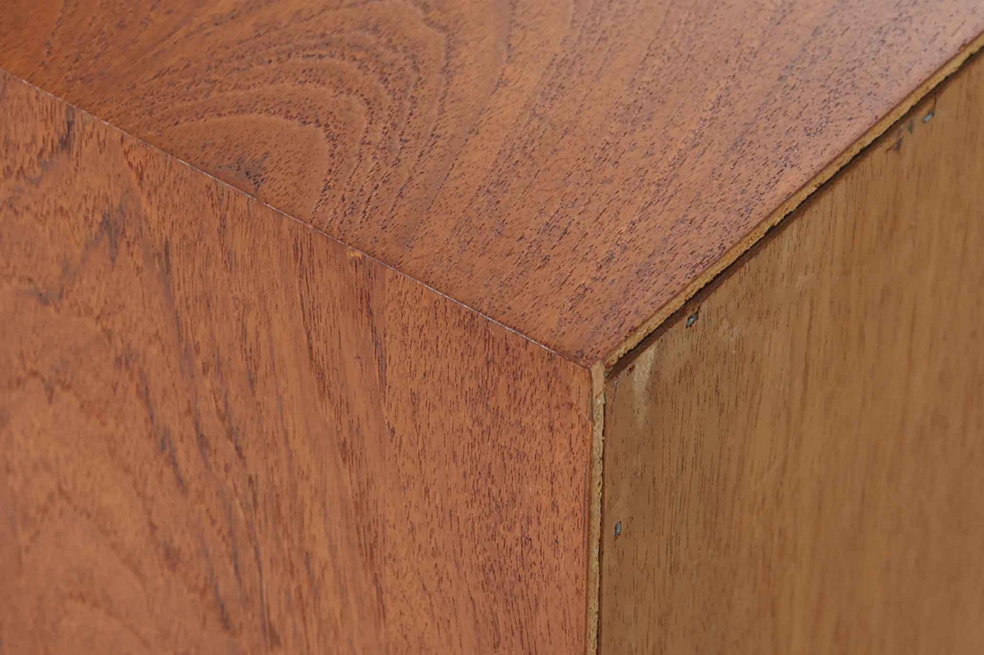 北欧より買い付けたブックシェルフです。本体には良質なチーク材が使用されています。