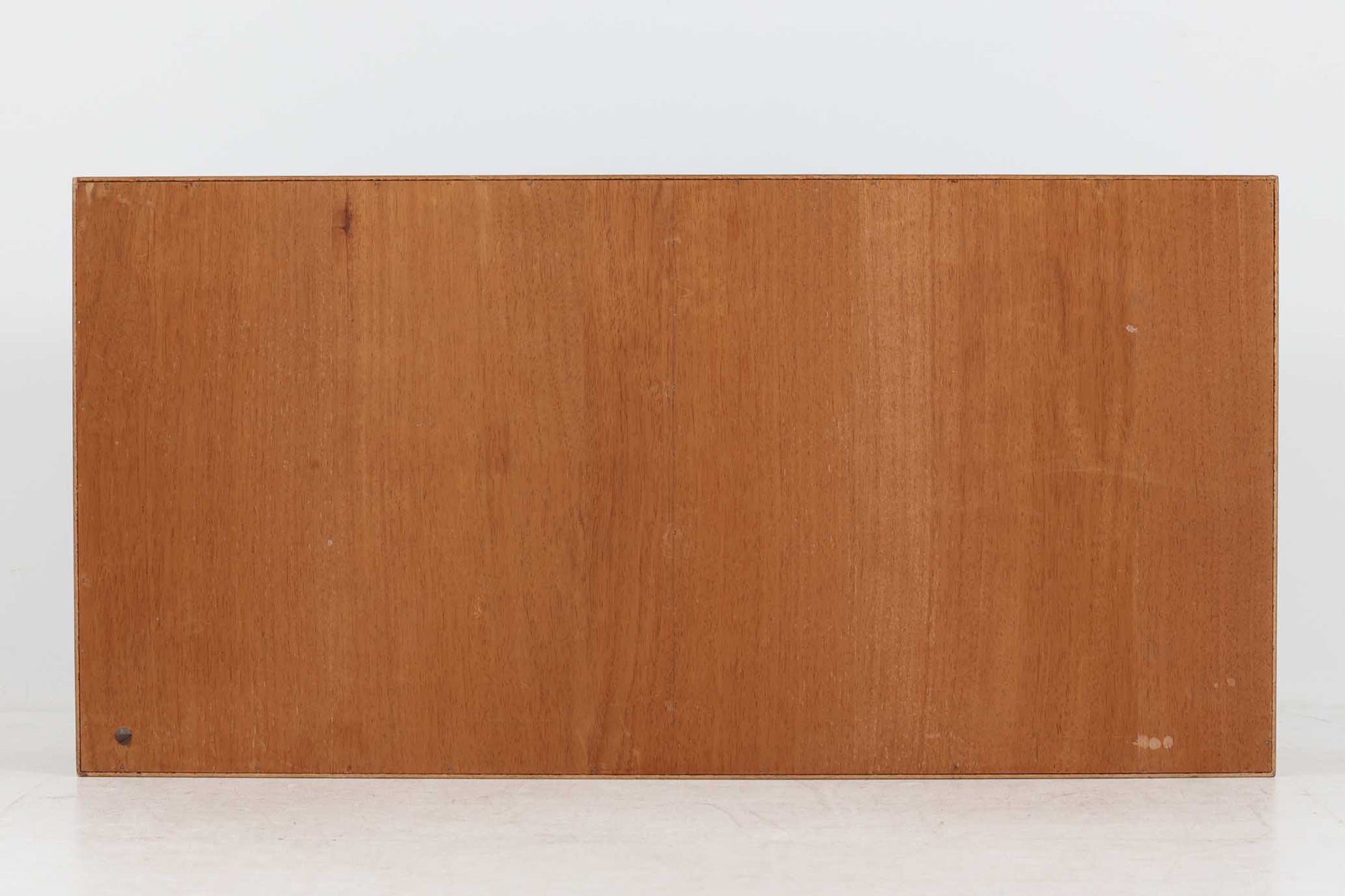 北欧より買い付けたブックシェルフです。本体には良質なチーク材が使用されています。