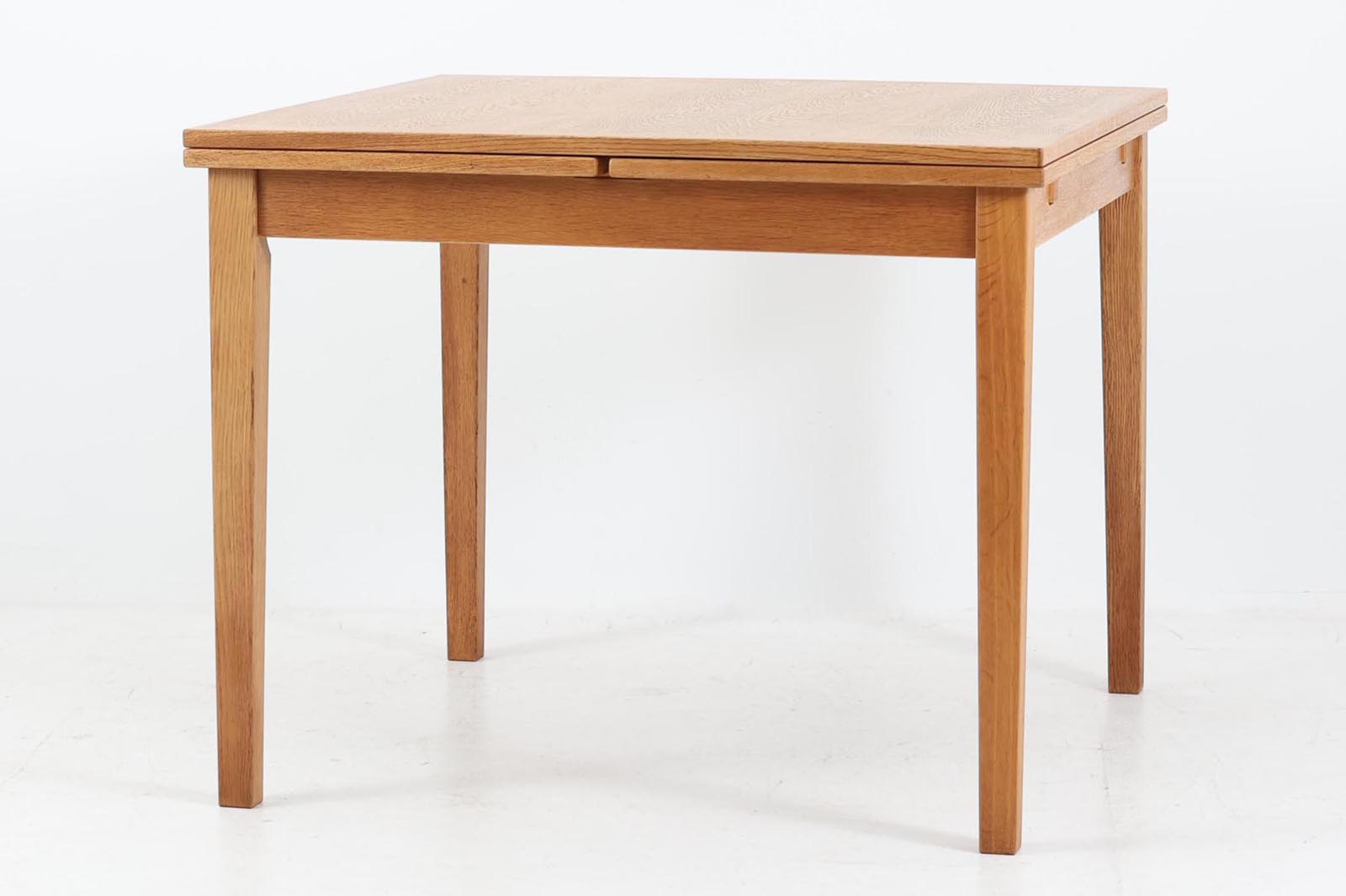 KajWindingデザインによる拡張式ダイニングテーブルです。デンマークでオーク材のダイニングは希少です。名工Slagelsemobelvaerk社の熟練の職人によって作成されておりクオリティーの高い作品です。デンマークの品質基準を満たした「DANISHFURNITUREmAKE'SCONTROL」の刻印がございます。片方だけ拡張板を広げて使用可能です。