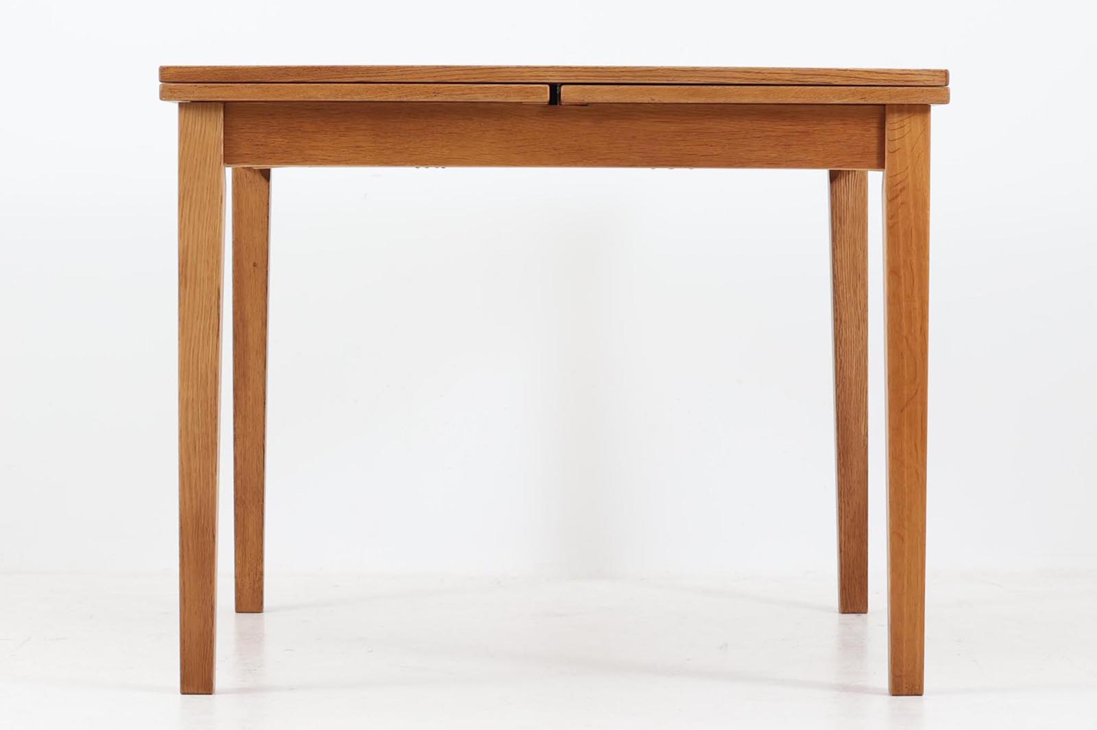 KajWindingデザインによる拡張式ダイニングテーブルです。デンマークでオーク材のダイニングは希少です。名工Slagelsemobelvaerk社の熟練の職人によって作成されておりクオリティーの高い作品です。デンマークの品質基準を満たした「DANISHFURNITUREmAKE'SCONTROL」の刻印がございます。片方だけ拡張板を広げて使用可能です。