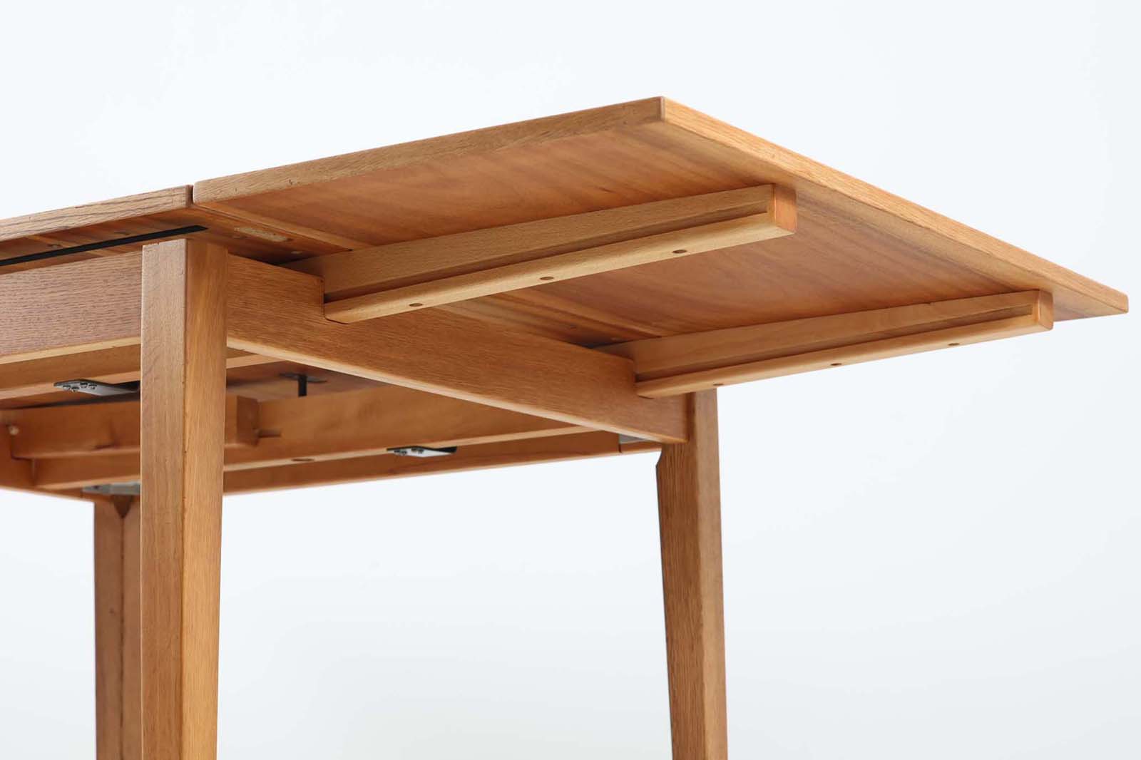 KajWindingデザインによる拡張式ダイニングテーブルです。デンマークでオーク材のダイニングは希少です。名工Slagelsemobelvaerk社の熟練の職人によって作成されておりクオリティーの高い作品です。デンマークの品質基準を満たした「DANISHFURNITUREmAKE'SCONTROL」の刻印がございます。片方だけ拡張板を広げて使用可能です。