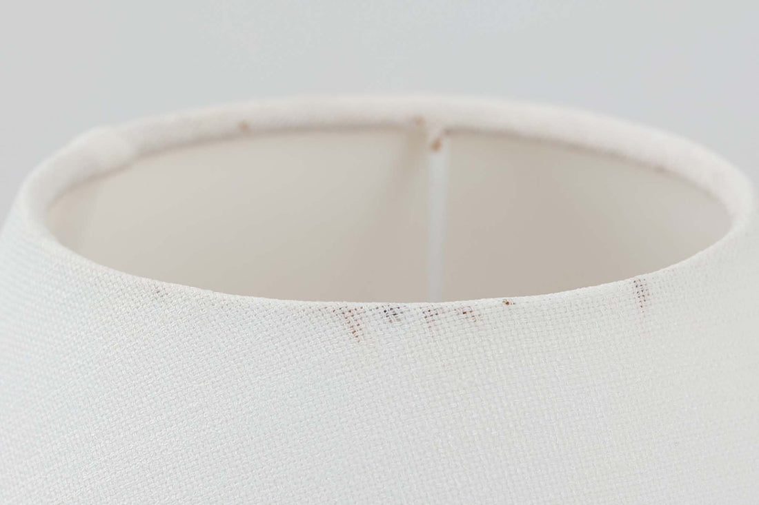 RoyalCopenhagen製のベースが使用されたテーブルランプです。製造年数も少なく希少なモデルです。現在の製造方法とは異なりファイアンス釜で作成された陶器は、独特の風合いでビンテージ品ならではです。ベースの柄は自然をモチーフとした、NilsThorssonによる人気のBACAシリーズで、こちらは職人によりフリーハンドで描かれていますので、同じ物が無い所もRoyalCopenhagenの魅力のひとつです。オブジェとしてもお部屋をおしゃれに演出してくれそうです。ベースとシェード共に特別なダメージもなく綺麗な状態です。