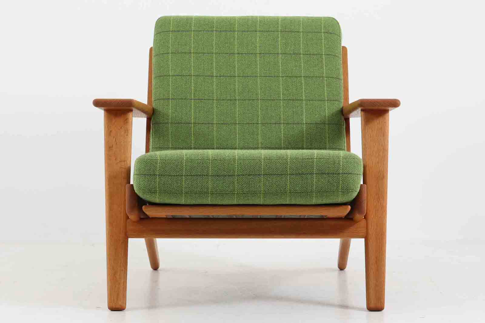 北欧家具を代表するソファ『GE290』です。現在リプロダクト品が販売されていますが、こちらは本物です。元々はベッド会社であるGETAmA社ならではのコイルスプリングが内包されたクッションの座り心地は、弾力があり心地良く、読書や映画などのリラックスタイムに最適です。立ち上がる際も適度なはね返りがあるので、動く時に億劫になる事はありません。HansJ.Wegnerならではの時代を超えた素晴らしいデザインです。横や背面から見るとまた違った表情を感じて頂けると思います。