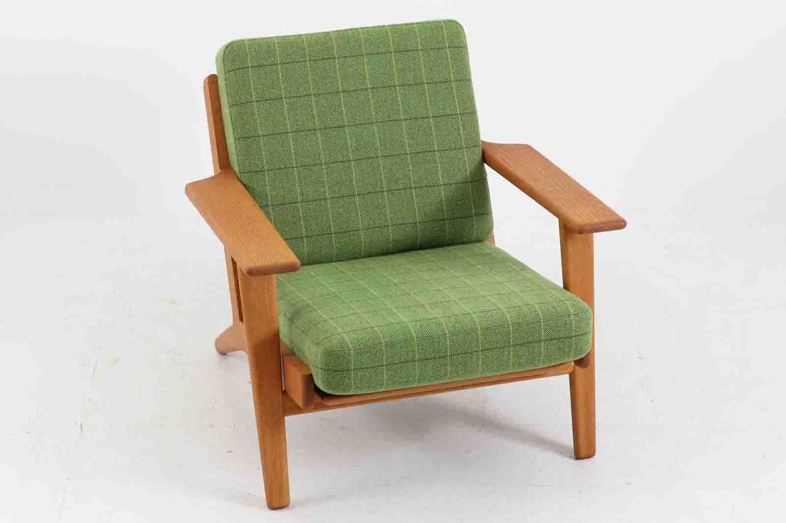 北欧家具を代表するソファ『GE290』です。現在リプロダクト品が販売されていますが、こちらは本物です。元々はベッド会社であるGETAmA社ならではのコイルスプリングが内包されたクッションの座り心地は、弾力があり心地良く、読書や映画などのリラックスタイムに最適です。立ち上がる際も適度なはね返りがあるので、動く時に億劫になる事はありません。HansJ.Wegnerならではの時代を超えた素晴らしいデザインです。横や背面から見るとまた違った表情を感じて頂けると思います。