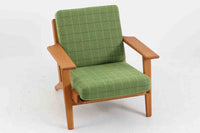 北欧家具を代表するソファ『GE290』です。現在リプロダクト品が販売されていますが、こちらは本物です。元々はベッド会社であるGETAmA社ならではのコイルスプリングが内包されたクッションの座り心地は、弾力があり心地良く、読書や映画などのリラックスタイムに最適です。立ち上がる際も適度なはね返りがあるので、動く時に億劫になる事はありません。HansJ.Wegnerならではの時代を超えた素晴らしいデザインです。横や背面から見るとまた違った表情を感じて頂けると思います。