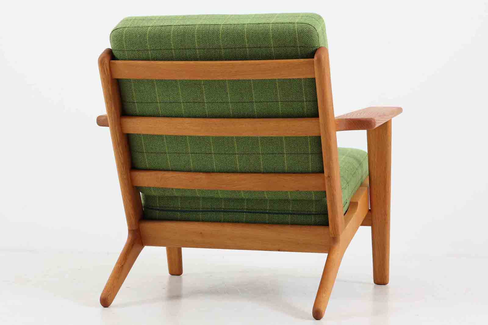 北欧家具を代表するソファ『GE290』です。現在リプロダクト品が販売されていますが、こちらは本物です。元々はベッド会社であるGETAmA社ならではのコイルスプリングが内包されたクッションの座り心地は、弾力があり心地良く、読書や映画などのリラックスタイムに最適です。立ち上がる際も適度なはね返りがあるので、動く時に億劫になる事はありません。HansJ.Wegnerならではの時代を超えた素晴らしいデザインです。横や背面から見るとまた違った表情を感じて頂けると思います。