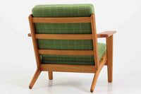 北欧家具を代表するソファ『GE290』です。現在リプロダクト品が販売されていますが、こちらは本物です。元々はベッド会社であるGETAmA社ならではのコイルスプリングが内包されたクッションの座り心地は、弾力があり心地良く、読書や映画などのリラックスタイムに最適です。立ち上がる際も適度なはね返りがあるので、動く時に億劫になる事はありません。HansJ.Wegnerならではの時代を超えた素晴らしいデザインです。横や背面から見るとまた違った表情を感じて頂けると思います。