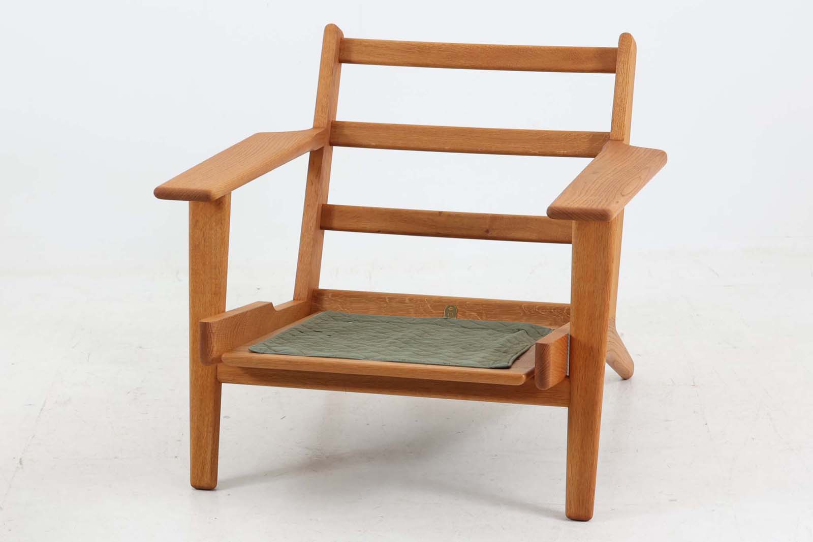 北欧家具を代表するソファ『GE290』です。現在リプロダクト品が販売されていますが、こちらは本物です。元々はベッド会社であるGETAmA社ならではのコイルスプリングが内包されたクッションの座り心地は、弾力があり心地良く、読書や映画などのリラックスタイムに最適です。立ち上がる際も適度なはね返りがあるので、動く時に億劫になる事はありません。HansJ.Wegnerならではの時代を超えた素晴らしいデザインです。横や背面から見るとまた違った表情を感じて頂けると思います。