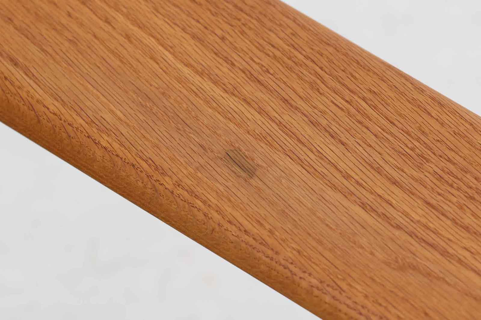 北欧家具を代表するソファ『GE290』です。現在リプロダクト品が販売されていますが、こちらは本物です。元々はベッド会社であるGETAmA社ならではのコイルスプリングが内包されたクッションの座り心地は、弾力があり心地良く、読書や映画などのリラックスタイムに最適です。立ち上がる際も適度なはね返りがあるので、動く時に億劫になる事はありません。HansJ.Wegnerならではの時代を超えた素晴らしいデザインです。横や背面から見るとまた違った表情を感じて頂けると思います。