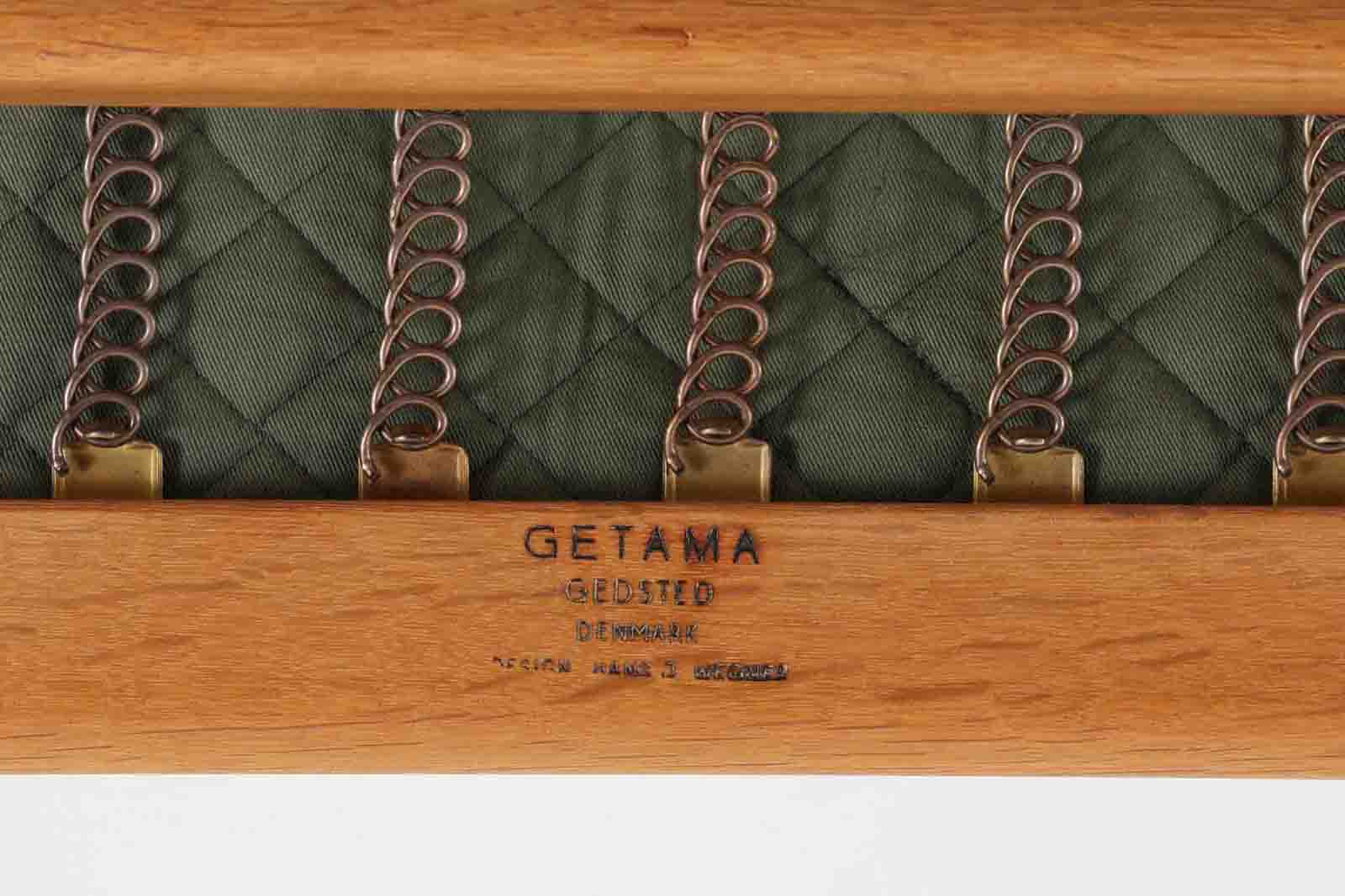 北欧家具を代表するソファ『GE290』です。現在リプロダクト品が販売されていますが、こちらは本物です。元々はベッド会社であるGETAmA社ならではのコイルスプリングが内包されたクッションの座り心地は、弾力があり心地良く、読書や映画などのリラックスタイムに最適です。立ち上がる際も適度なはね返りがあるので、動く時に億劫になる事はありません。HansJ.Wegnerならではの時代を超えた素晴らしいデザインです。横や背面から見るとまた違った表情を感じて頂けると思います。