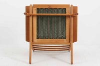 北欧家具を代表するソファ『GE290』です。現在リプロダクト品が販売されていますが、こちらは本物です。元々はベッド会社であるGETAmA社ならではのコイルスプリングが内包されたクッションの座り心地は、弾力があり心地良く、読書や映画などのリラックスタイムに最適です。立ち上がる際も適度なはね返りがあるので、動く時に億劫になる事はありません。HansJ.Wegnerならではの時代を超えた素晴らしいデザインです。横や背面から見るとまた違った表情を感じて頂けると思います。