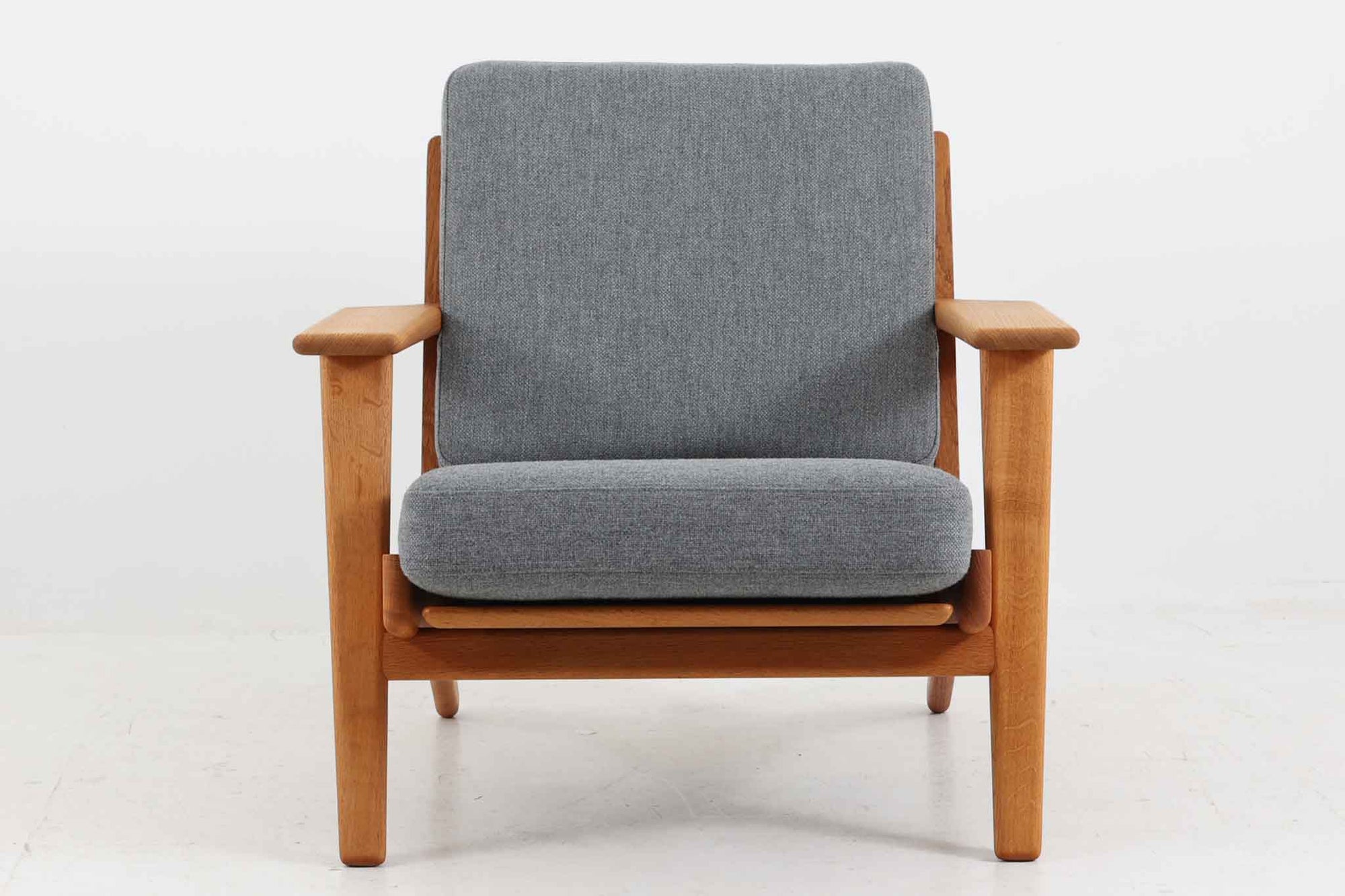 北欧家具を代表するソファ『GE290』です。現在リプロダクト品が販売されていますが、こちらは本物です。元々はベッド会社であるGETAmA社ならではのコイルスプリングが内包されたクッションの座り心地は、弾力があり心地良く、読書や映画などのリラックスタイムに最適です。立ち上がる際も適度なはね返りがあるので、動く時に億劫になる事はありません。HansJ.Wegnerならではの時代を超えた素晴らしいデザインです。横や背面から見るとまた違った表情を感じて頂けると思います。