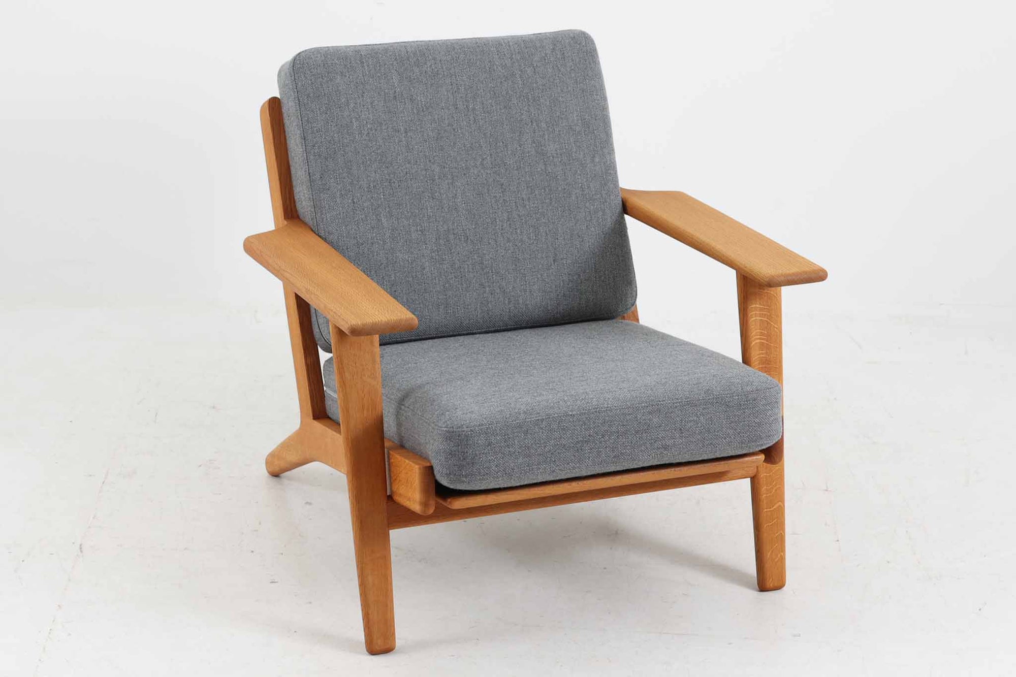 北欧家具を代表するソファ『GE290』です。現在リプロダクト品が販売されていますが、こちらは本物です。元々はベッド会社であるGETAmA社ならではのコイルスプリングが内包されたクッションの座り心地は、弾力があり心地良く、読書や映画などのリラックスタイムに最適です。立ち上がる際も適度なはね返りがあるので、動く時に億劫になる事はありません。HansJ.Wegnerならではの時代を超えた素晴らしいデザインです。横や背面から見るとまた違った表情を感じて頂けると思います。