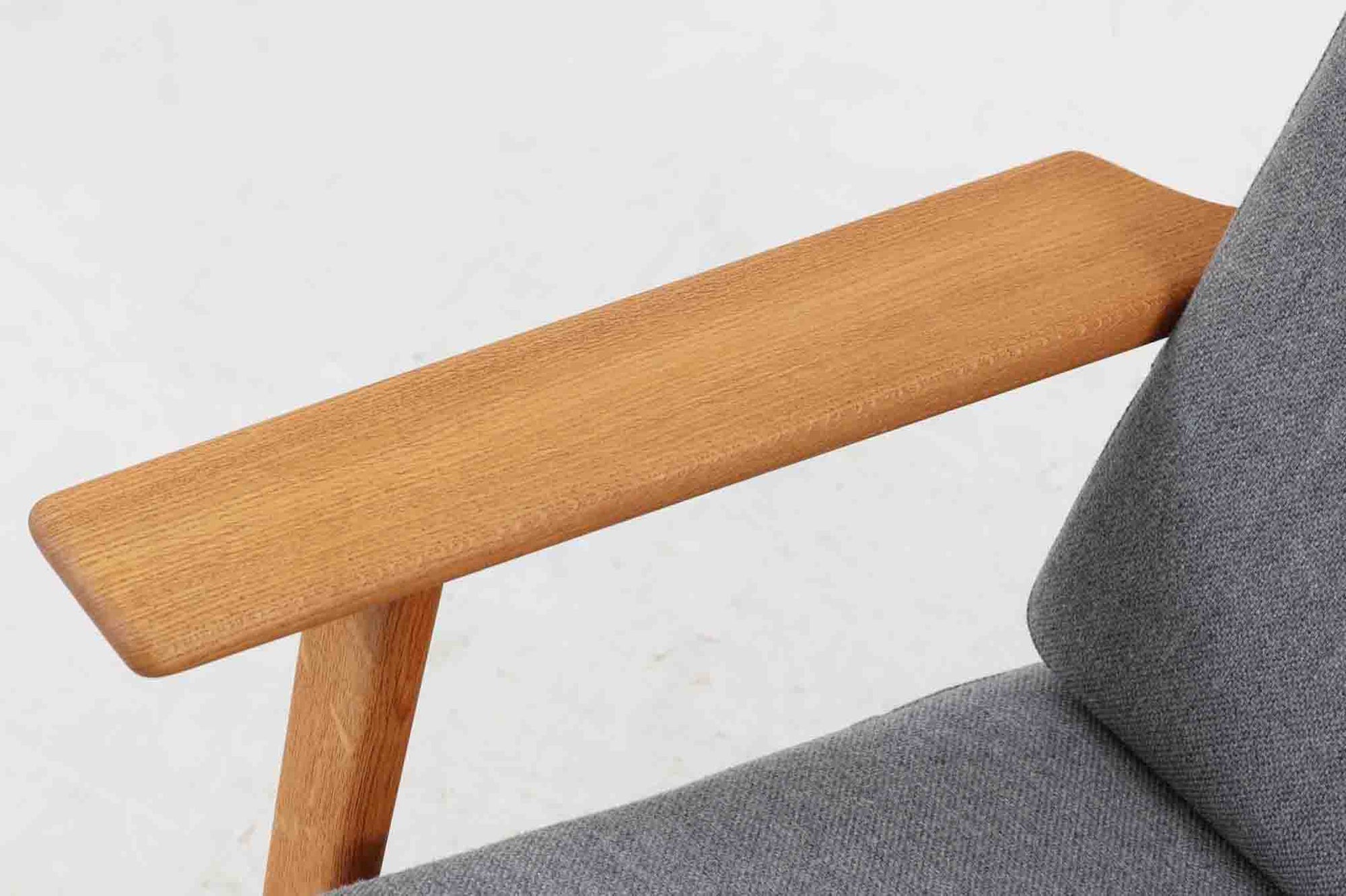 北欧家具を代表するソファ『GE290』です。現在リプロダクト品が販売されていますが、こちらは本物です。元々はベッド会社であるGETAmA社ならではのコイルスプリングが内包されたクッションの座り心地は、弾力があり心地良く、読書や映画などのリラックスタイムに最適です。立ち上がる際も適度なはね返りがあるので、動く時に億劫になる事はありません。HansJ.Wegnerならではの時代を超えた素晴らしいデザインです。横や背面から見るとまた違った表情を感じて頂けると思います。