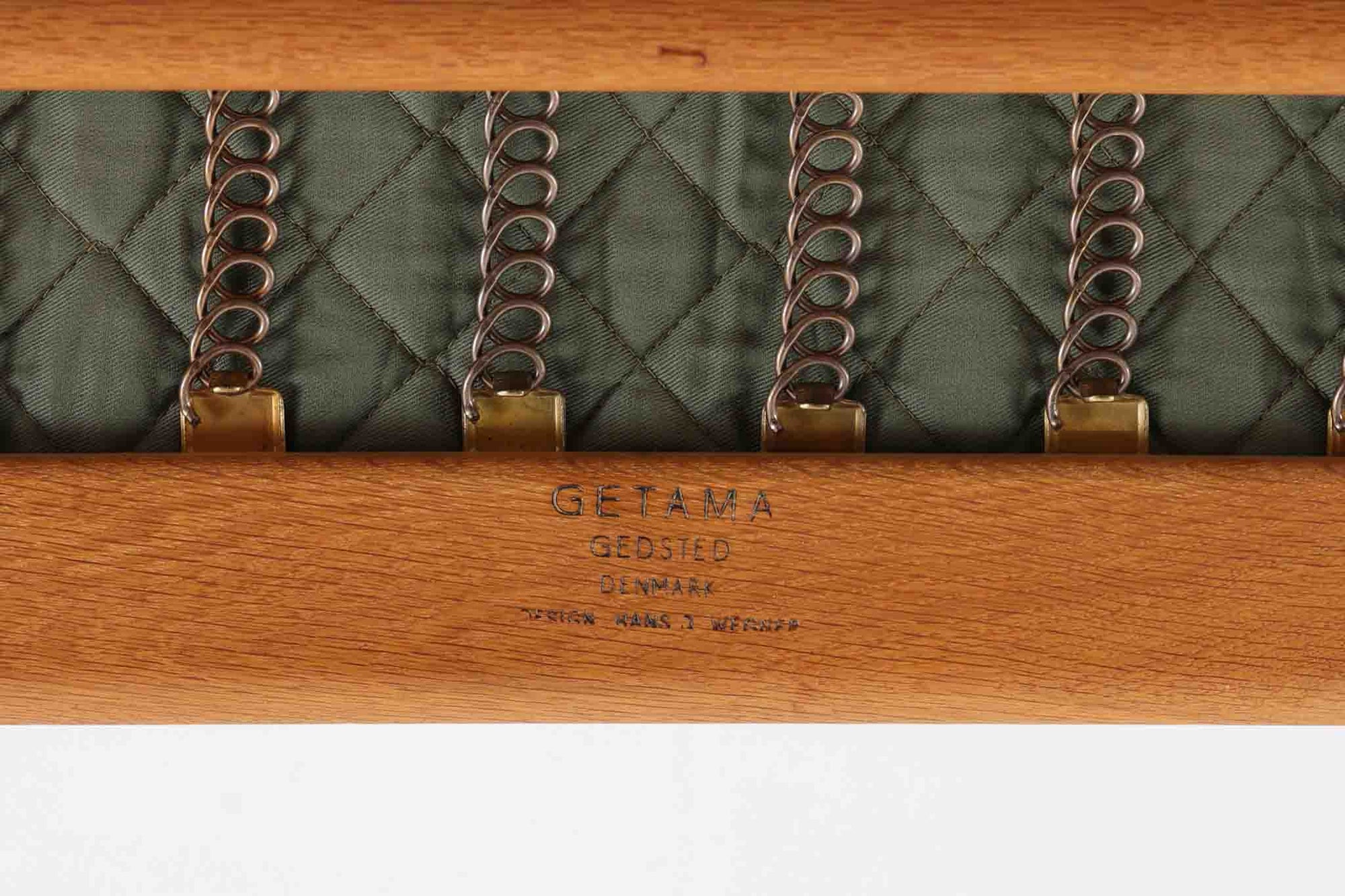 北欧家具を代表するソファ『GE290』です。現在リプロダクト品が販売されていますが、こちらは本物です。元々はベッド会社であるGETAmA社ならではのコイルスプリングが内包されたクッションの座り心地は、弾力があり心地良く、読書や映画などのリラックスタイムに最適です。立ち上がる際も適度なはね返りがあるので、動く時に億劫になる事はありません。HansJ.Wegnerならではの時代を超えた素晴らしいデザインです。横や背面から見るとまた違った表情を感じて頂けると思います。