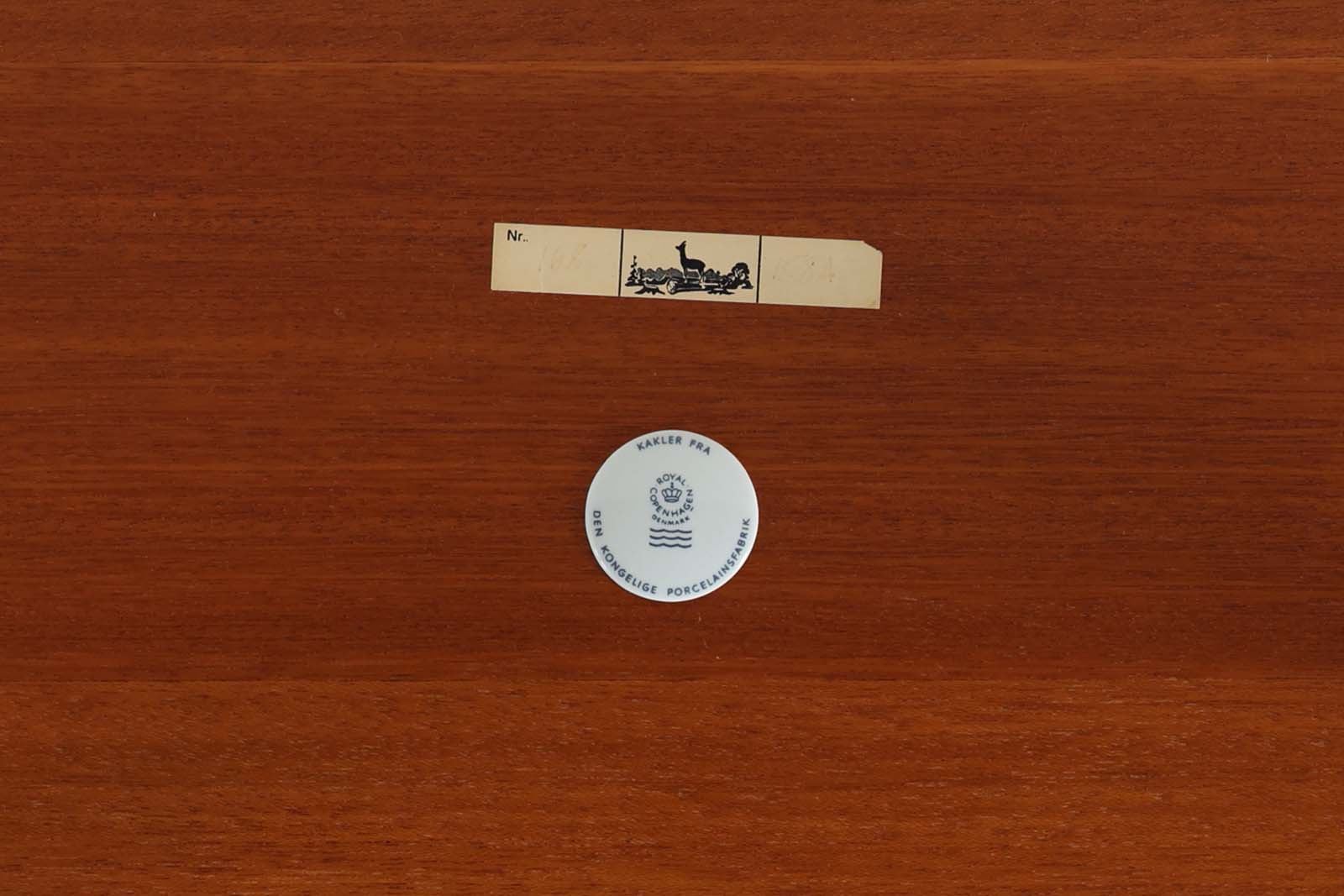 ロイヤルコペンハーゲン「BACA」シリーズのタイルが天板に敷き詰められたお洒落なワゴンです。フレームは、上質なマホガニー材が使用されています。引き出し付きの非常に珍しいモデルです。