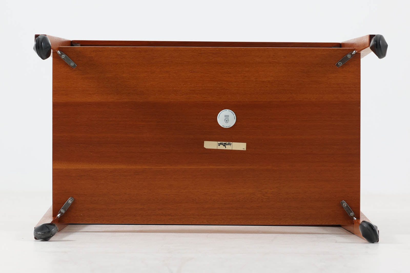 ロイヤルコペンハーゲン「BACA」シリーズのタイルが天板に敷き詰められたお洒落なワゴンです。フレームは、上質なマホガニー材が使用されています。引き出し付きの非常に珍しいモデルです。