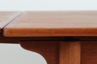北欧より買い付けたエクステンションダイニングテーブルです。ウェグナーのテーブルに似たデザインですが、こちらはGunniOmannによる物です。一見完成品の様に見えますが脚は取り外し可能となっています。デンマークを代表する家具メーカー"OmannJun"ならではのしっかりとした造りです。