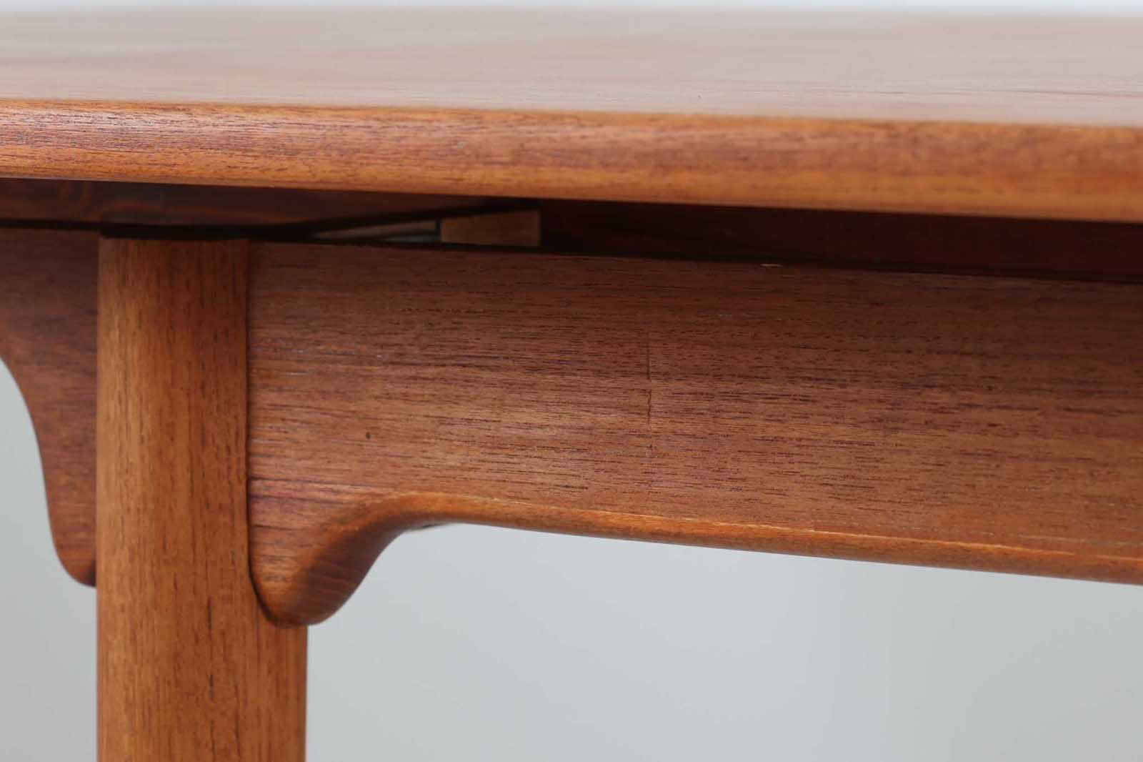 北欧より買い付けたエクステンションダイニングテーブルです。ウェグナーのテーブルに似たデザインですが、こちらはGunniOmannによる物です。一見完成品の様に見えますが脚は取り外し可能となっています。デンマークを代表する家具メーカー"OmannJun"ならではのしっかりとした造りです。