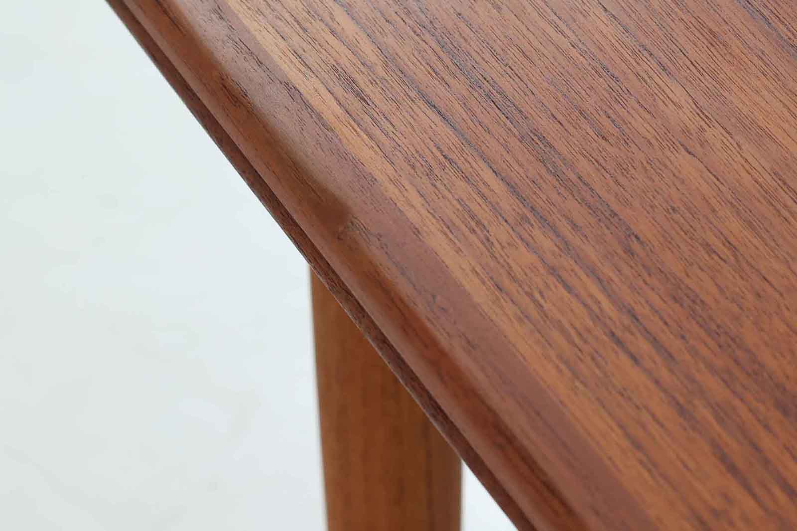 北欧より買い付けたエクステンションダイニングテーブルです。ウェグナーのテーブルに似たデザインですが、こちらはGunniOmannによる物です。一見完成品の様に見えますが脚は取り外し可能となっています。デンマークを代表する家具メーカー"OmannJun"ならではのしっかりとした造りです。