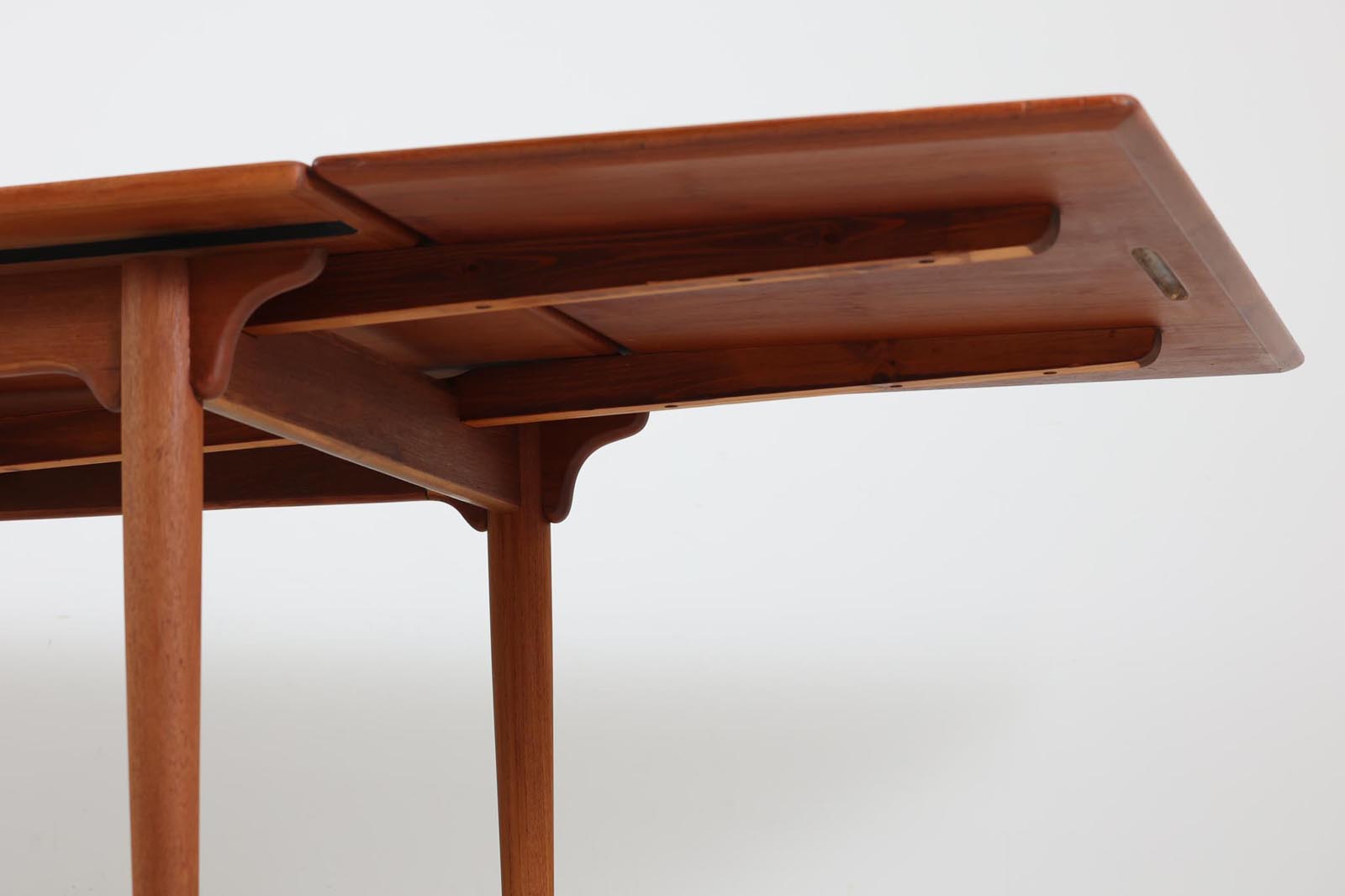 北欧より買い付けたエクステンションダイニングテーブルです。ウェグナーのテーブルに似たデザインですが、こちらはGunniOmannによる物です。一見完成品の様に見えますが脚は取り外し可能となっています。デンマークを代表する家具メーカー"OmannJun"ならではのしっかりとした造りです。