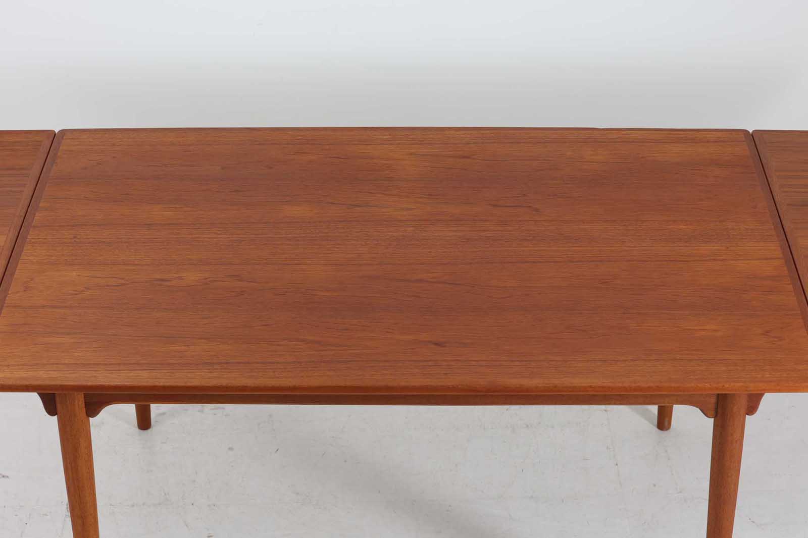 北欧より買い付けたエクステンションダイニングテーブルです。ウェグナーのテーブルに似たデザインですが、こちらはGunniOmannによる物です。一見完成品の様に見えますが脚は取り外し可能となっています。デンマークを代表する家具メーカー"OmannJun"ならではのしっかりとした造りです。