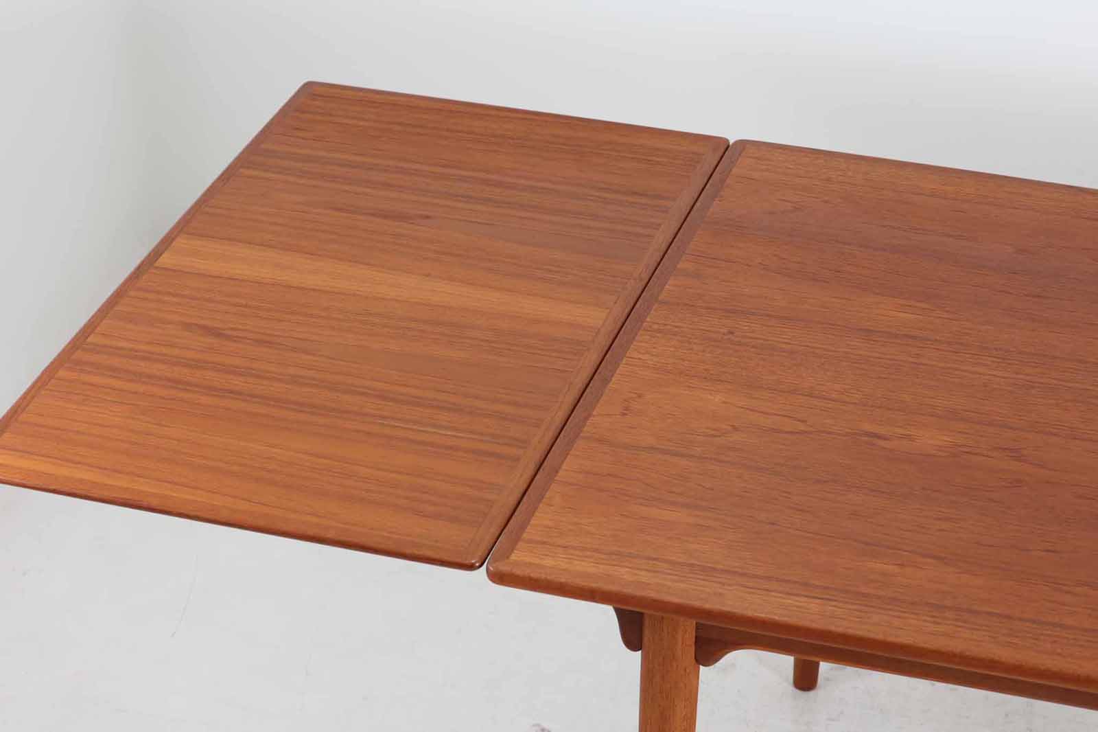 北欧より買い付けたエクステンションダイニングテーブルです。ウェグナーのテーブルに似たデザインですが、こちらはGunniOmannによる物です。一見完成品の様に見えますが脚は取り外し可能となっています。デンマークを代表する家具メーカー"OmannJun"ならではのしっかりとした造りです。