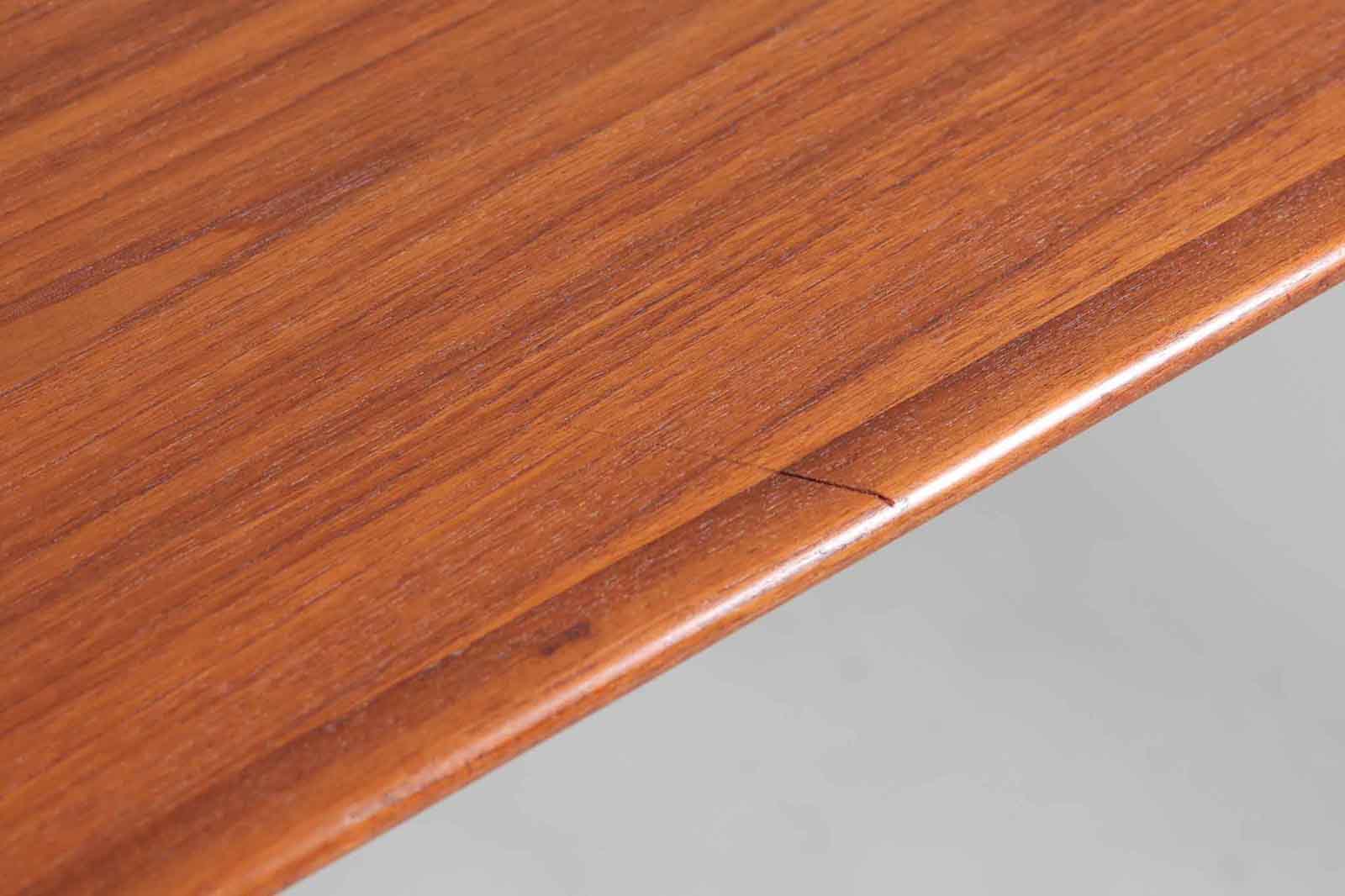 北欧より買い付けたエクステンションダイニングテーブルです。ウェグナーのテーブルに似たデザインですが、こちらはGunniOmannによる物です。一見完成品の様に見えますが脚は取り外し可能となっています。デンマークを代表する家具メーカー"OmannJun"ならではのしっかりとした造りです。