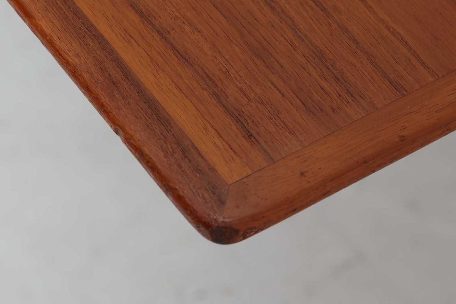 北欧より買い付けたエクステンションダイニングテーブルです。ウェグナーのテーブルに似たデザインですが、こちらはGunniOmannによる物です。一見完成品の様に見えますが脚は取り外し可能となっています。デンマークを代表する家具メーカー"OmannJun"ならではのしっかりとした造りです。