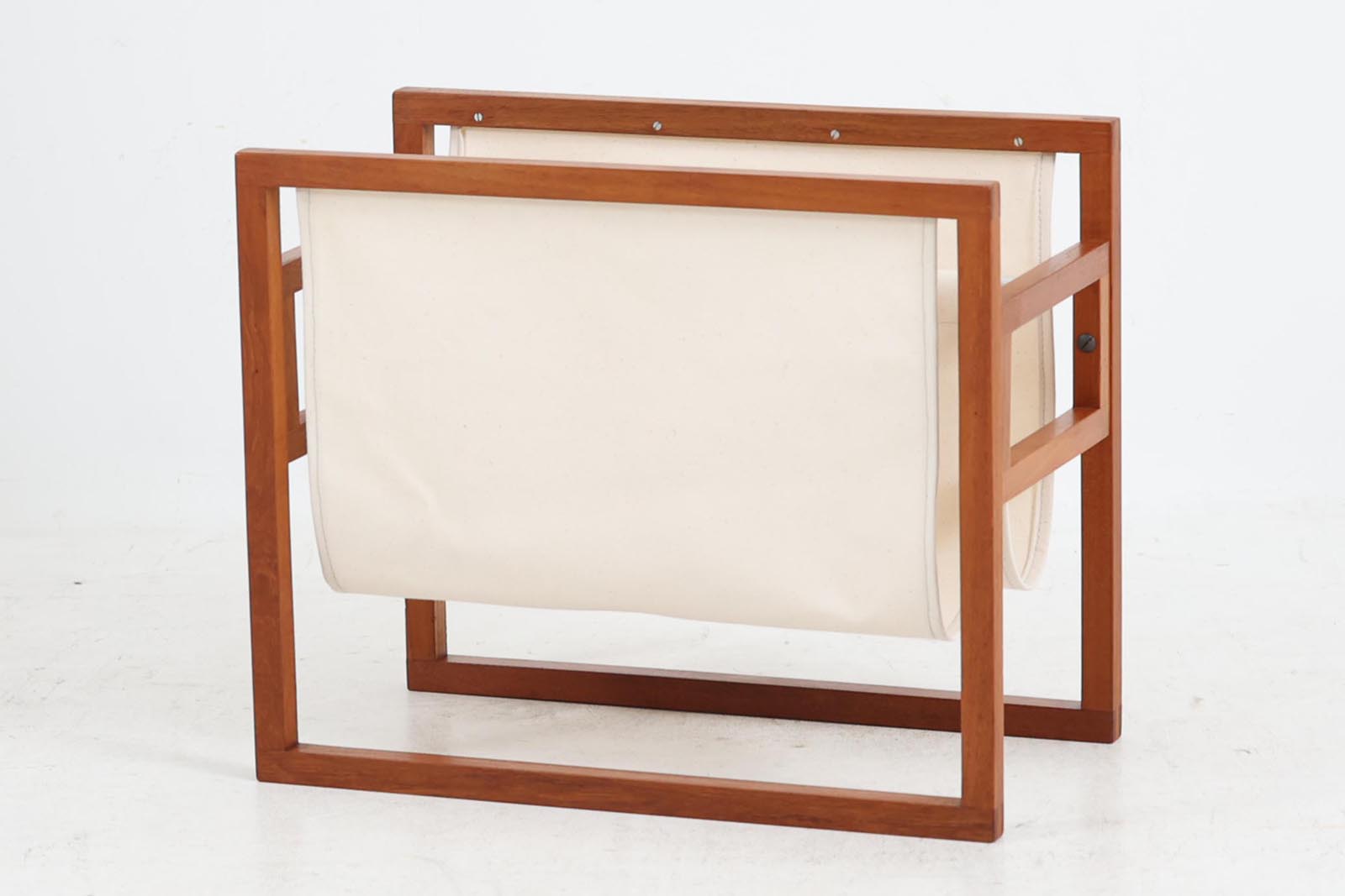 デンマークより買い付けました。すっきりとしたデザインで、置く場所を選ばずご使用いただけると思います。