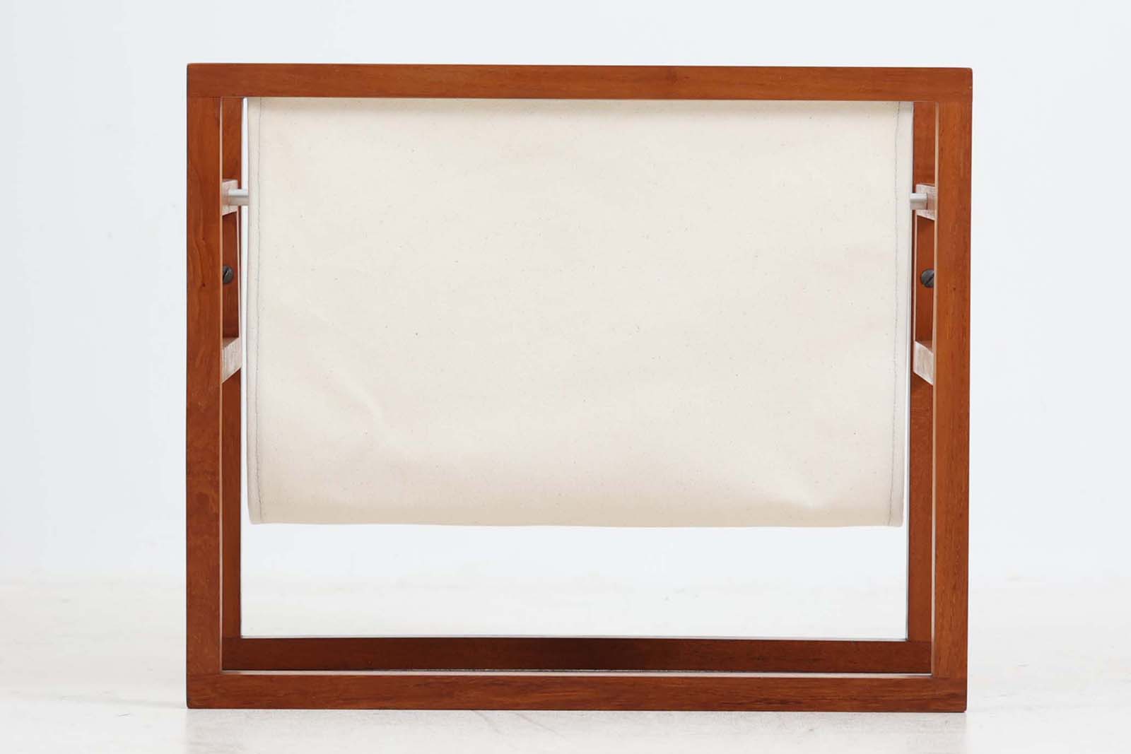 デンマークより買い付けました。すっきりとしたデザインで、置く場所を選ばずご使用いただけると思います。