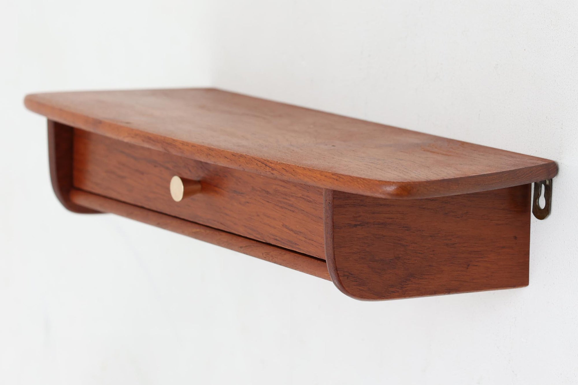 北欧より買い付けた壁掛けシェルフです。壁面を可愛く演出してくれそうです。良質なチーク材が使用されています。