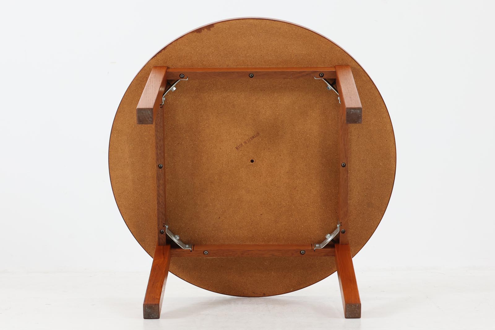 北欧より買い付けたセンターテーブルです。タイルがデザインポイントになっており、タイル部分には熱いコップなどをそのまま置く事が出来ます。本体には良質なチーク材が使用されています。