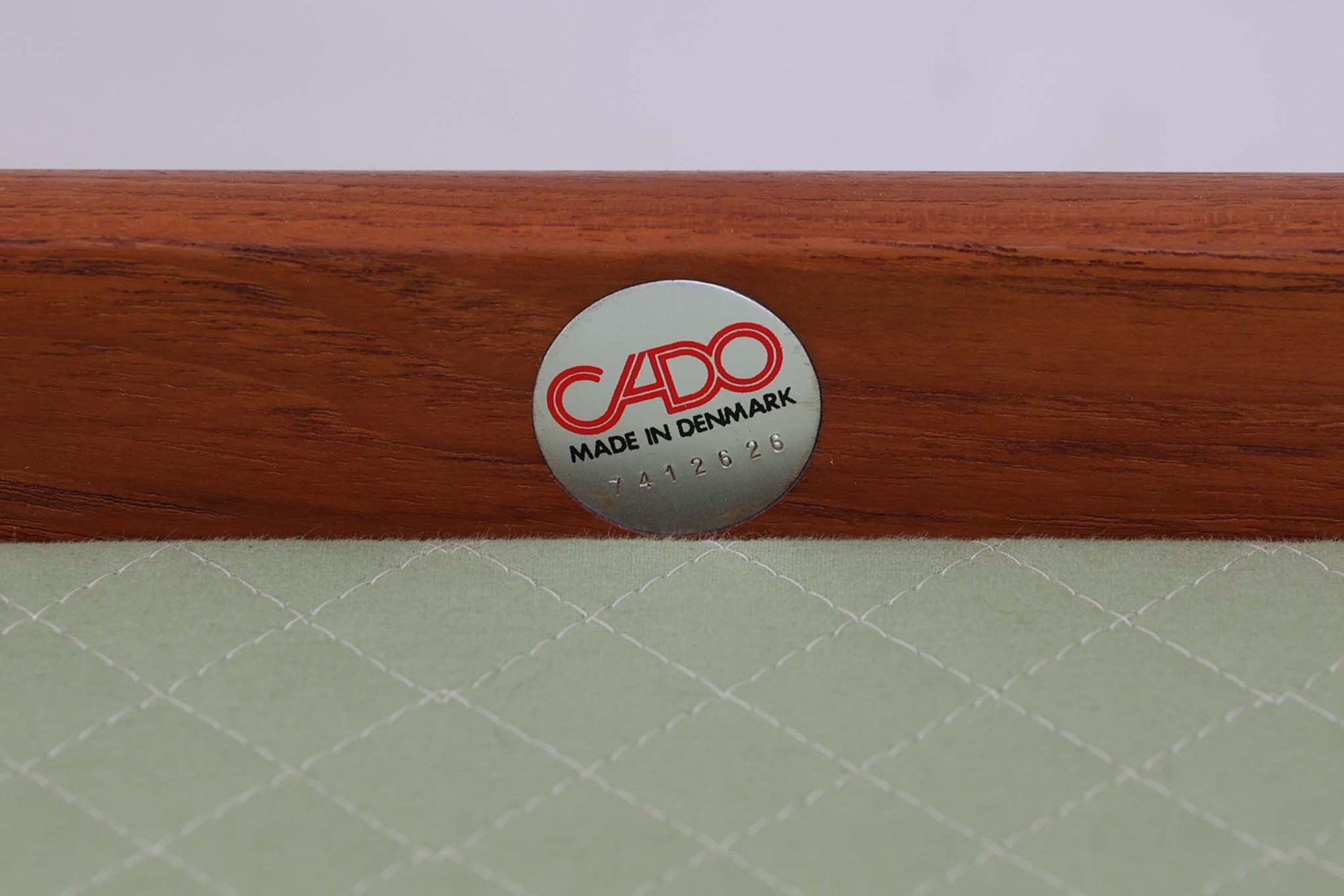 デンマークの女性デザイナー"グレーテヤルク"によってデザインされたシングルソファです。アームの形状が特徴的なソファです。クッション内部にはスプリングが内包されていますので快適な座り心地です。