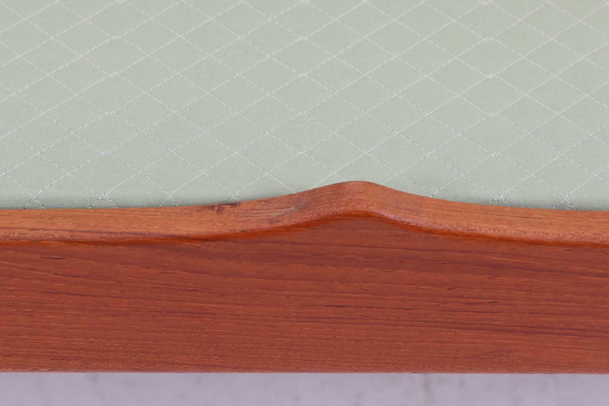 デンマークの女性デザイナー"グレーテヤルク"によってデザインされたシングルソファです。アームの形状が特徴的なソファです。クッション内部にはスプリングが内包されていますので快適な座り心地です。