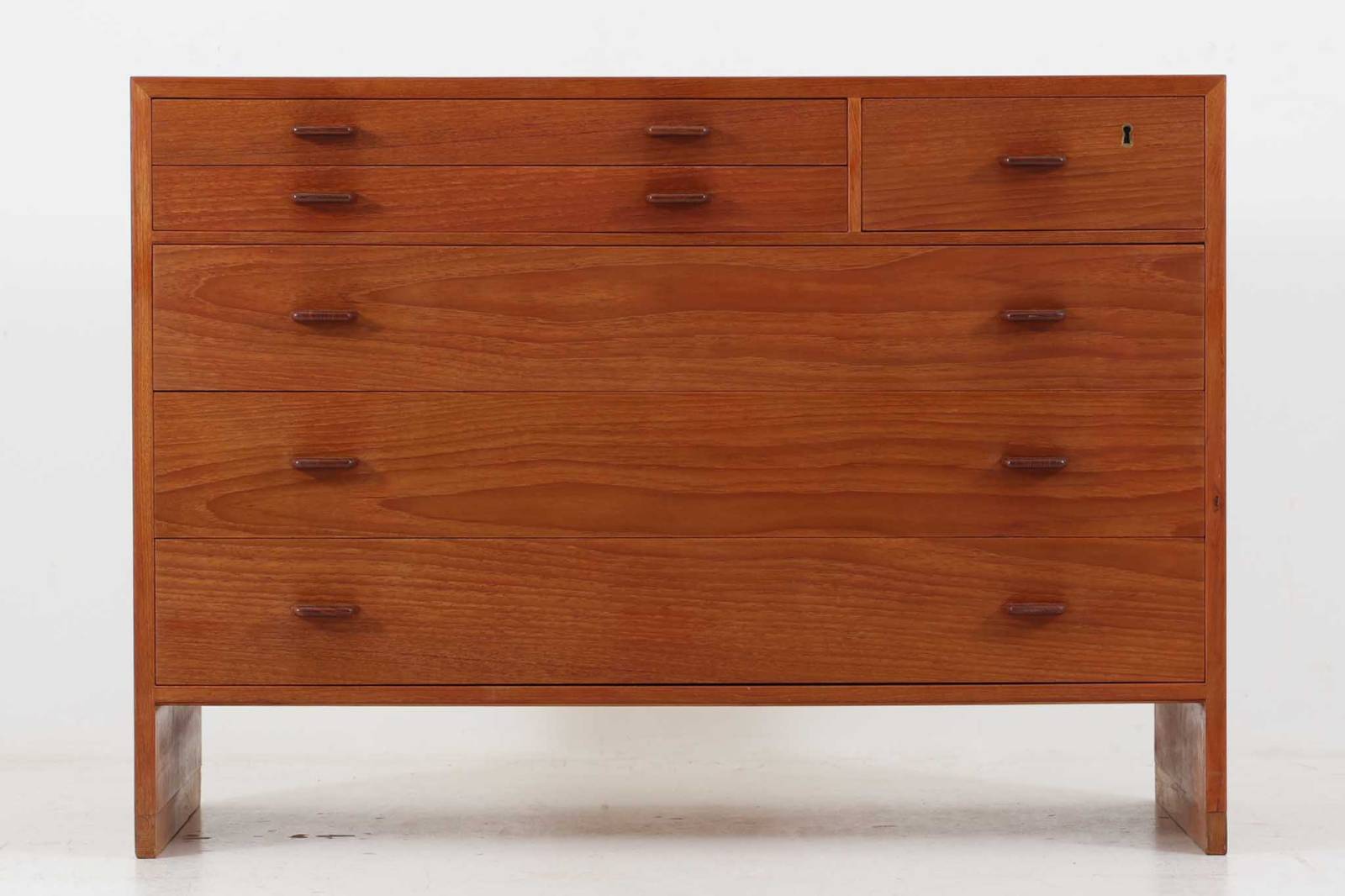 ウェグナーがデザインしたキャビネットを数多く手がけた今は無きRYmobler社のチェストです。熟練の職人によって細かい所も丁寧に作成されており、ビンテージ品でのみ入手可能です。足摺りはオーク材ですが、それ以外はチーク材が使用された希少なものです。