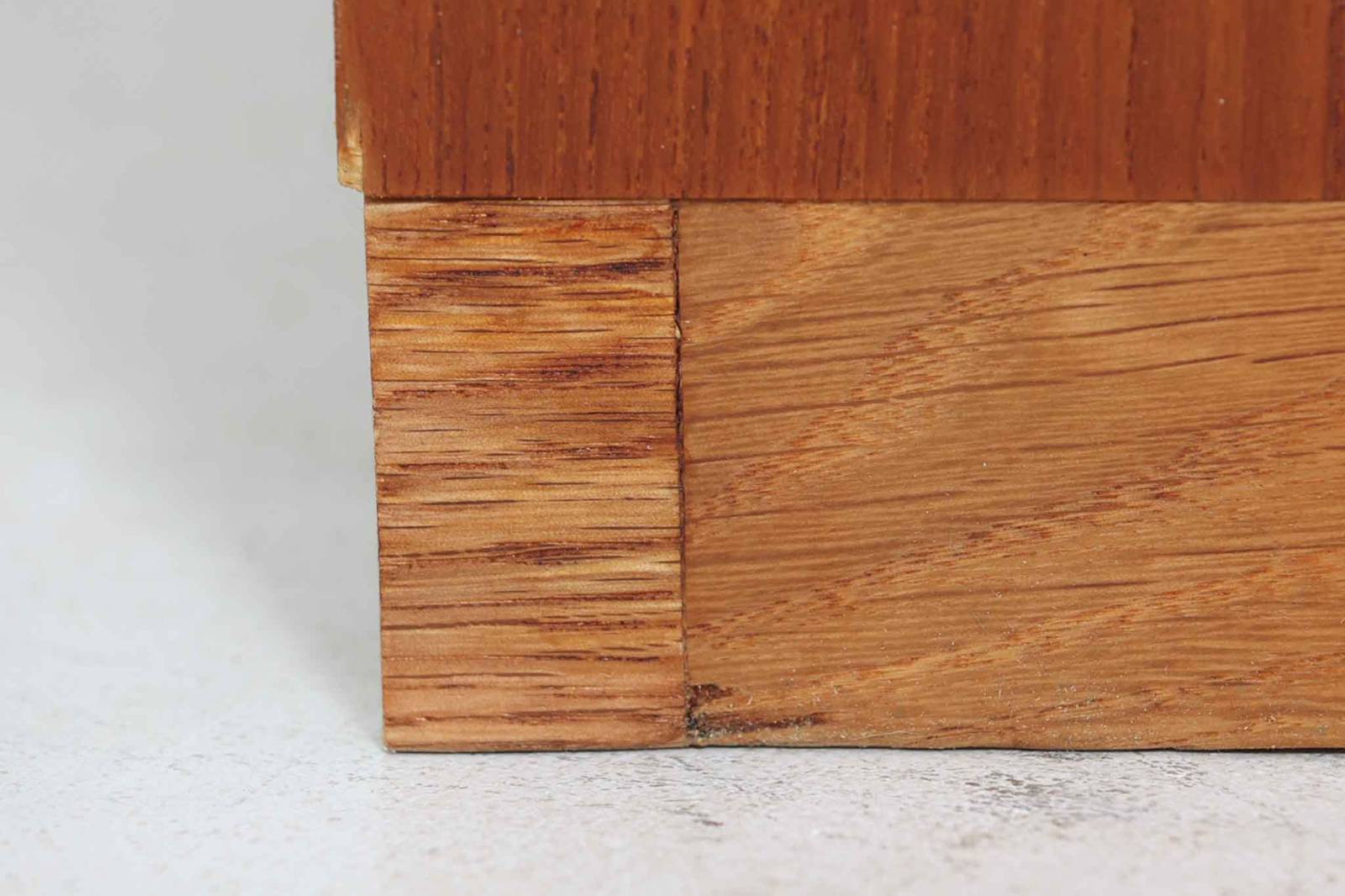 ウェグナーがデザインしたキャビネットを数多く手がけた今は無きRYmobler社のチェストです。熟練の職人によって細かい所も丁寧に作成されており、ビンテージ品でのみ入手可能です。足摺りはオーク材ですが、それ以外はチーク材が使用された希少なものです。