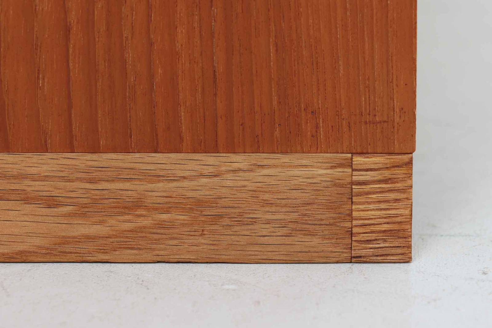 ウェグナーがデザインしたキャビネットを数多く手がけた今は無きRYmobler社のチェストです。熟練の職人によって細かい所も丁寧に作成されており、ビンテージ品でのみ入手可能です。足摺りはオーク材ですが、それ以外はチーク材が使用された希少なものです。