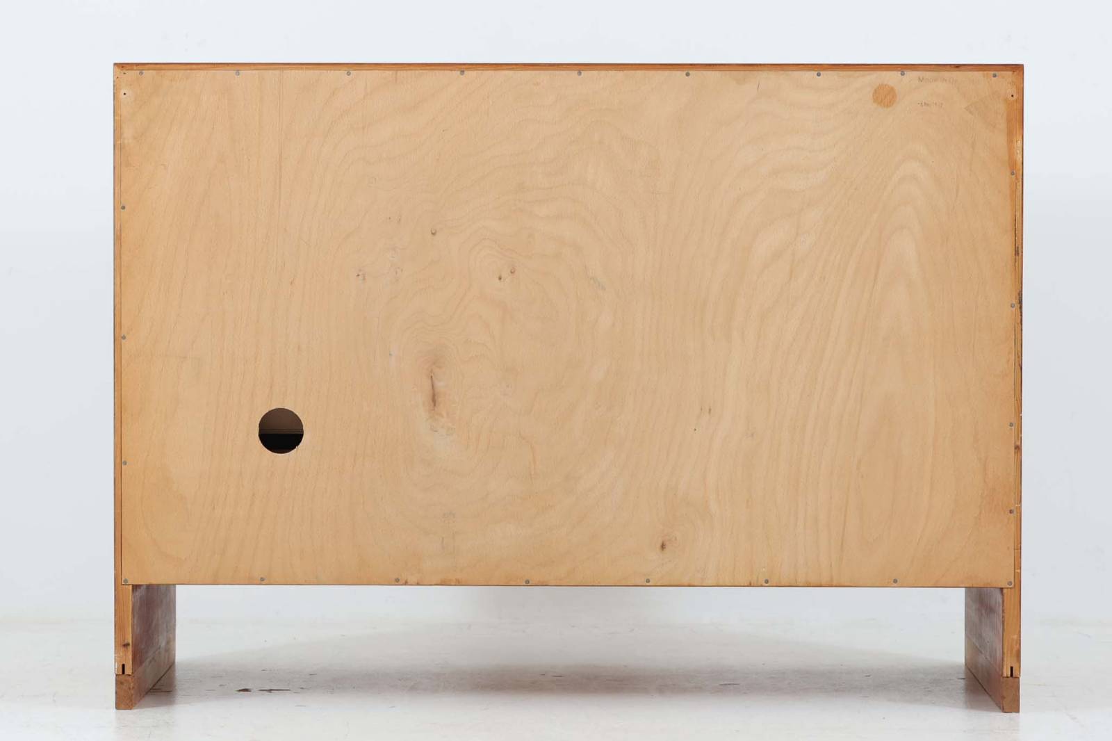 ウェグナーがデザインしたキャビネットを数多く手がけた今は無きRYmobler社のチェストです。熟練の職人によって細かい所も丁寧に作成されており、ビンテージ品でのみ入手可能です。足摺りはオーク材ですが、それ以外はチーク材が使用された希少なものです。