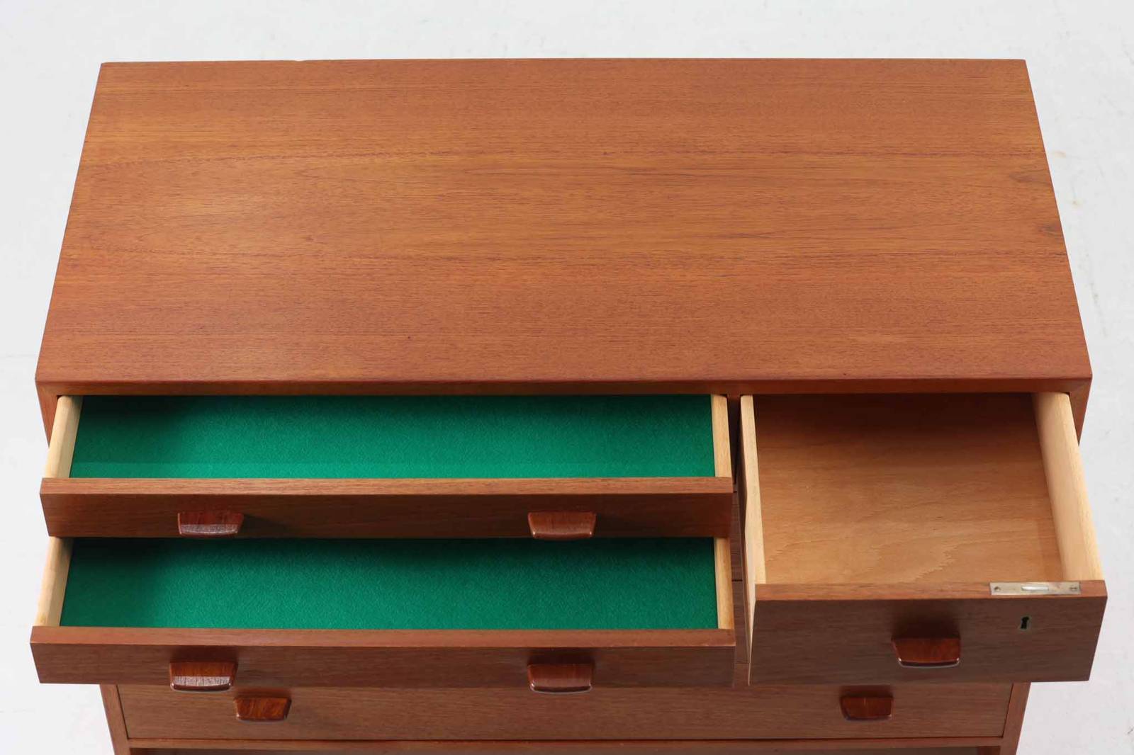 ウェグナーがデザインしたキャビネットを数多く手がけた今は無きRYmobler社のチェストです。熟練の職人によって細かい所も丁寧に作成されており、ビンテージ品でのみ入手可能です。足摺りはオーク材ですが、それ以外はチーク材が使用された希少なものです。