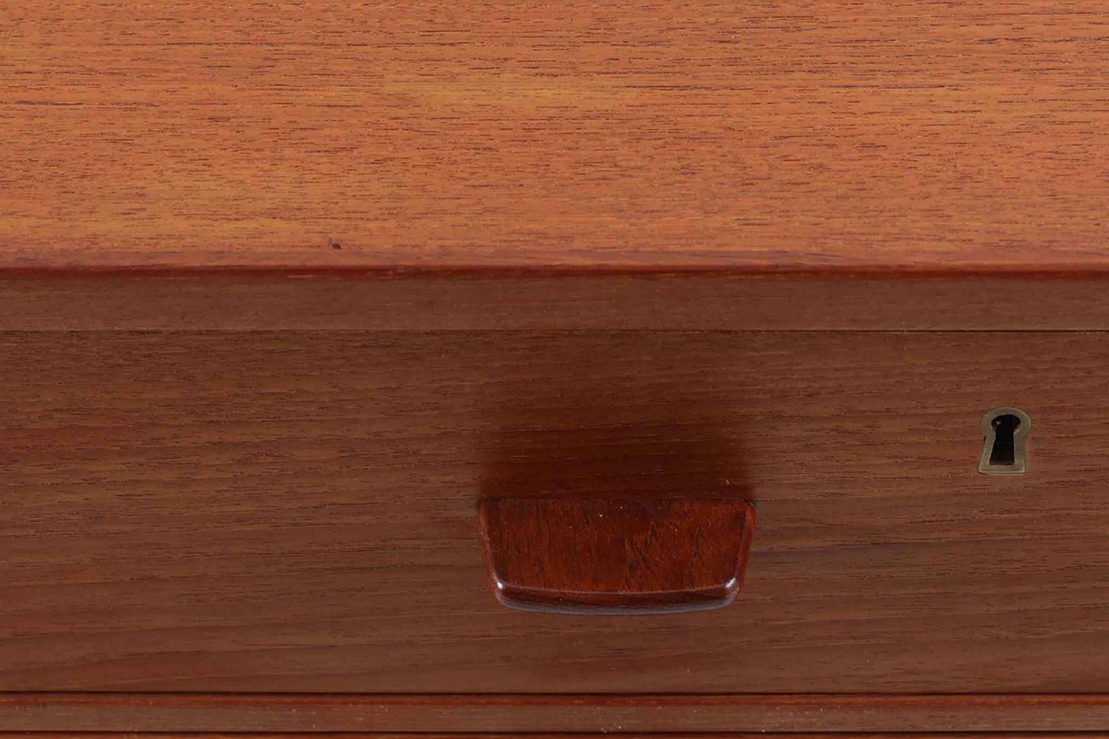 ウェグナーがデザインしたキャビネットを数多く手がけた今は無きRYmobler社のチェストです。熟練の職人によって細かい所も丁寧に作成されており、ビンテージ品でのみ入手可能です。足摺りはオーク材ですが、それ以外はチーク材が使用された希少なものです。