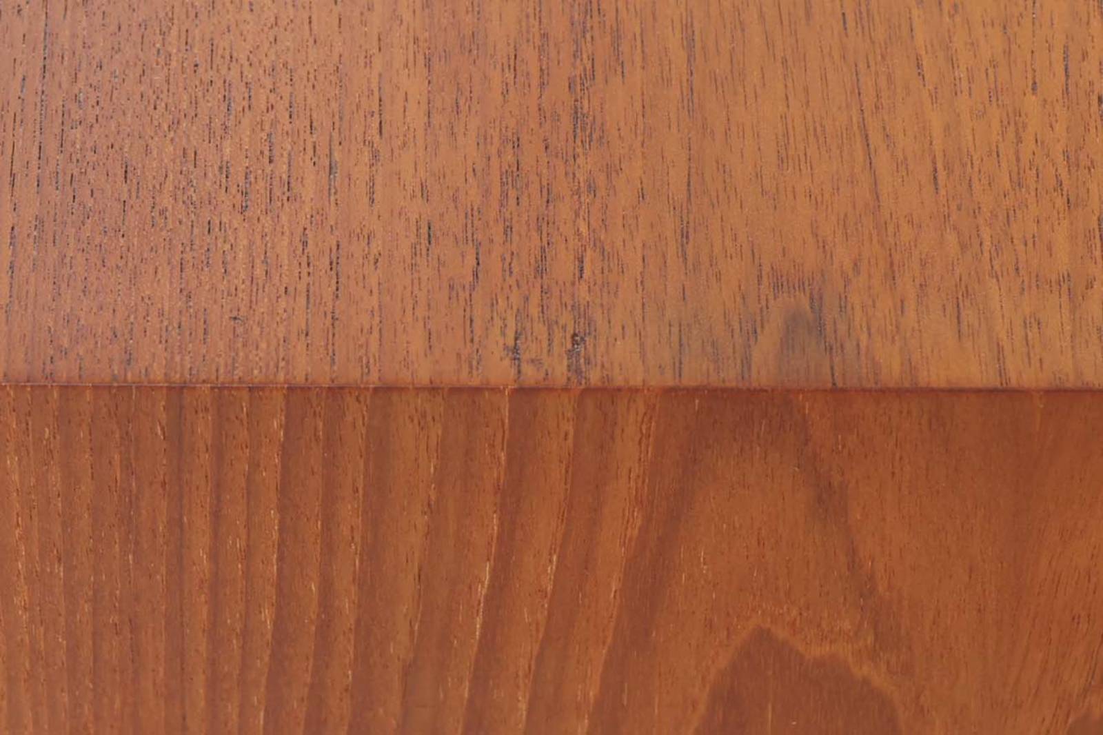 ウェグナーがデザインしたキャビネットを数多く手がけた今は無きRYmobler社のチェストです。熟練の職人によって細かい所も丁寧に作成されており、ビンテージ品でのみ入手可能です。足摺りはオーク材ですが、それ以外はチーク材が使用された希少なものです。