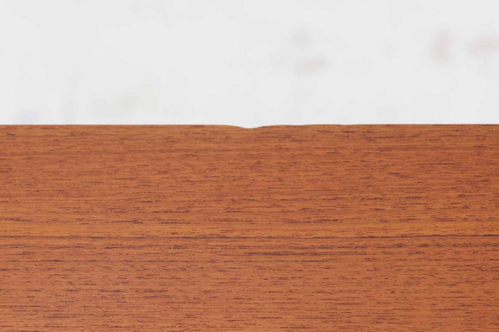 ウェグナーがデザインしたキャビネットを数多く手がけた今は無きRYmobler社のチェストです。熟練の職人によって細かい所も丁寧に作成されており、ビンテージ品でのみ入手可能です。足摺りはオーク材ですが、それ以外はチーク材が使用された希少なものです。