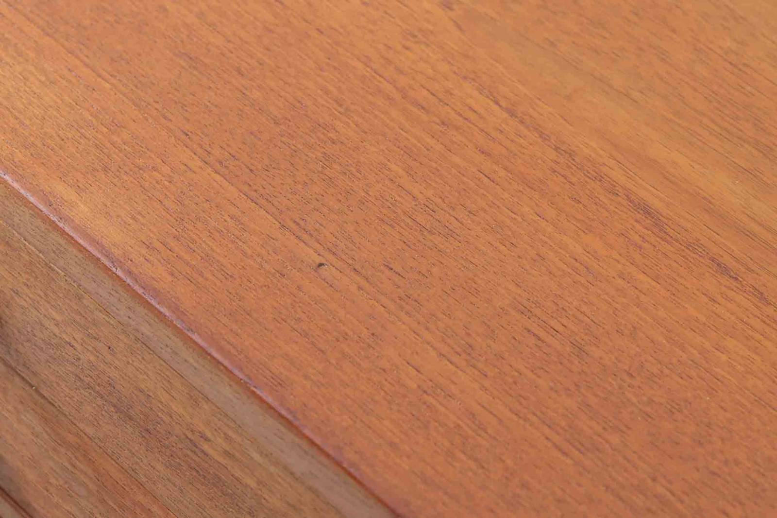 ウェグナーがデザインしたキャビネットを数多く手がけた今は無きRYmobler社のチェストです。熟練の職人によって細かい所も丁寧に作成されており、ビンテージ品でのみ入手可能です。足摺りはオーク材ですが、それ以外はチーク材が使用された希少なものです。