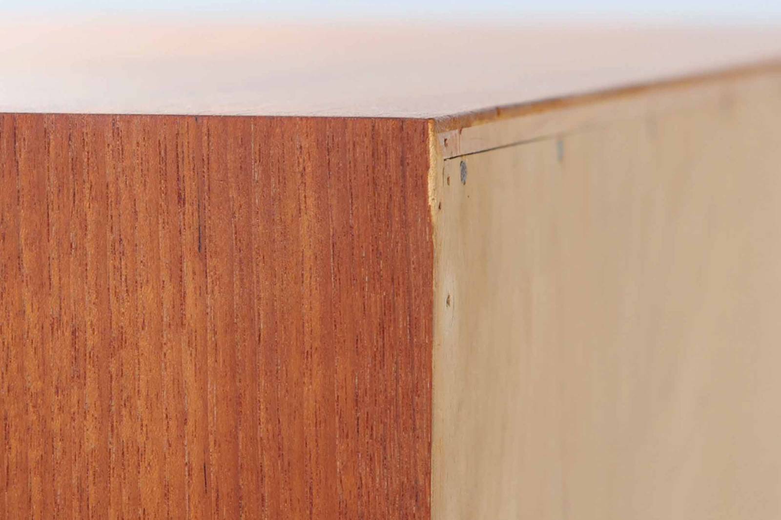 ウェグナーがデザインしたキャビネットを数多く手がけた今は無きRYmobler社のチェストです。熟練の職人によって細かい所も丁寧に作成されており、ビンテージ品でのみ入手可能です。足摺りはオーク材ですが、それ以外はチーク材が使用された希少なものです。