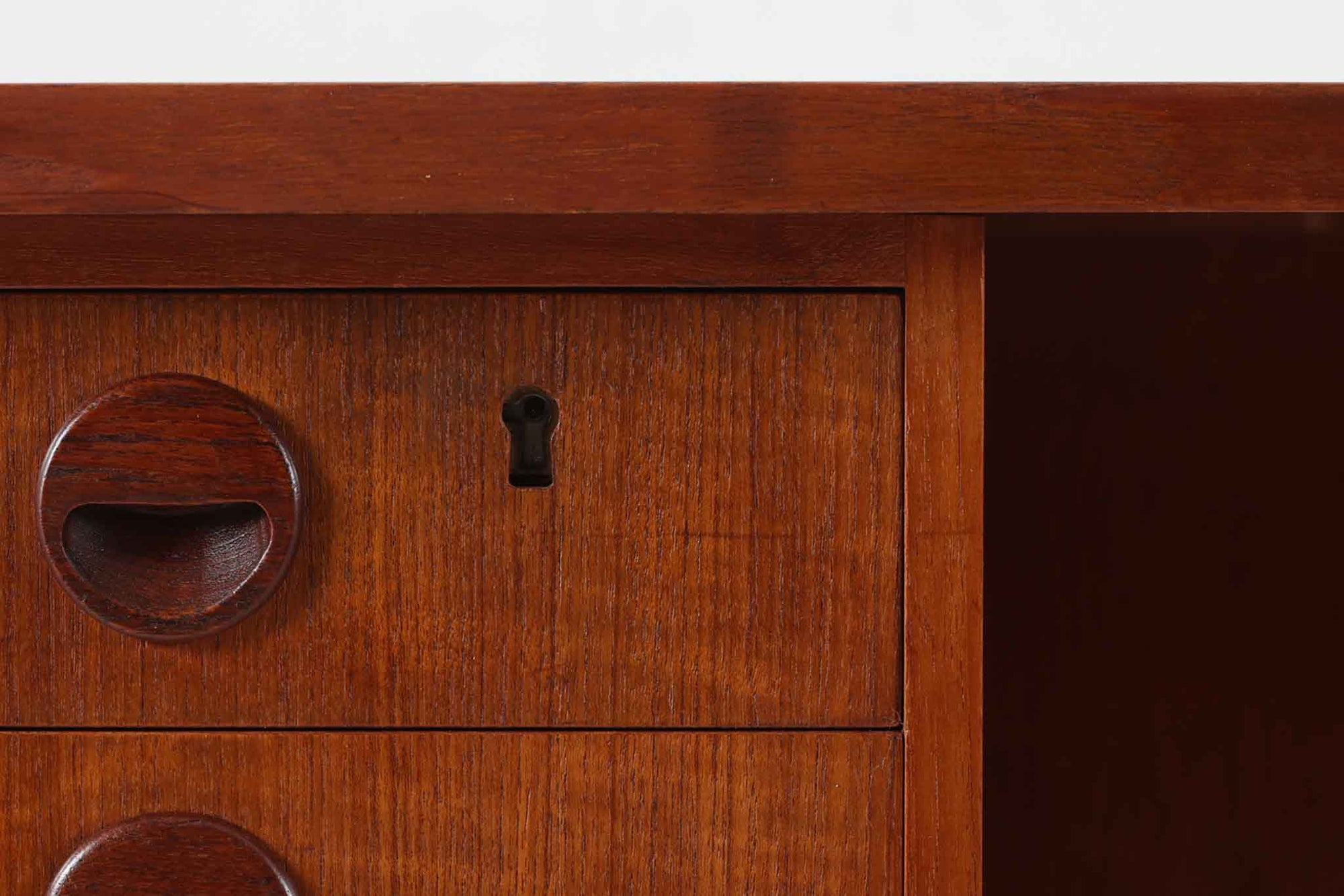 「カイ・クリスチャンセン」デザインの1950～1960年頃に作成されたキドニーシェイプ(腎臓型)のデスクです。良質なチーク材が使用されており、蛇腹のバーキャビネット、背面のバックシェルフ、天板の形状など非常に凝ったデザインでどの角度から見ても素敵で北欧家具ならではの雰囲気です。お部屋の真ん中に置いてお楽しみください。現在、現地でも数が少なく価格が非常に高騰しています。今回入手出来たこちらのデスクは状態も良いので、この機会に是非ご検討ください。