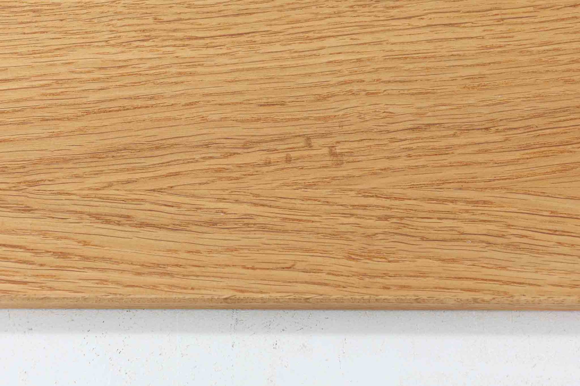 ウェグナーがデザインしたキャビネットを数多く手がけた今は無きRYmobler社のキャビネットです。熟練の職人によって細かい所も丁寧に作成されており、ビンテージ品でのみ入手可能です。シンプルながらも良質なチーク材とオーク材が使用されており、下部の見せる木栓がデザインポイントになっています。小ぶりで使い勝手も良く、お部屋に置くだけでお洒落に空間を演出してくれそうです。